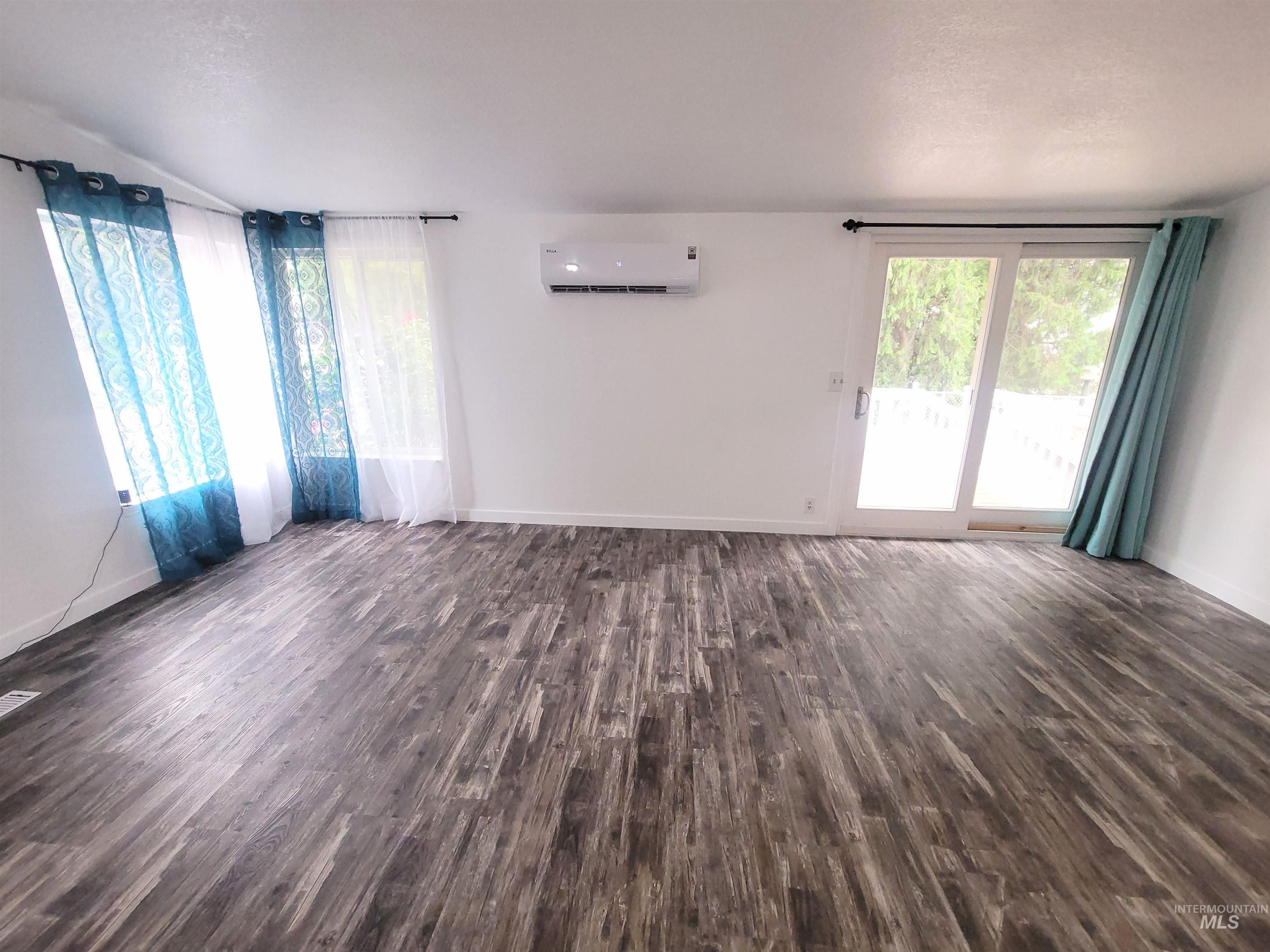 1380 Poplar St. Property Photo 2