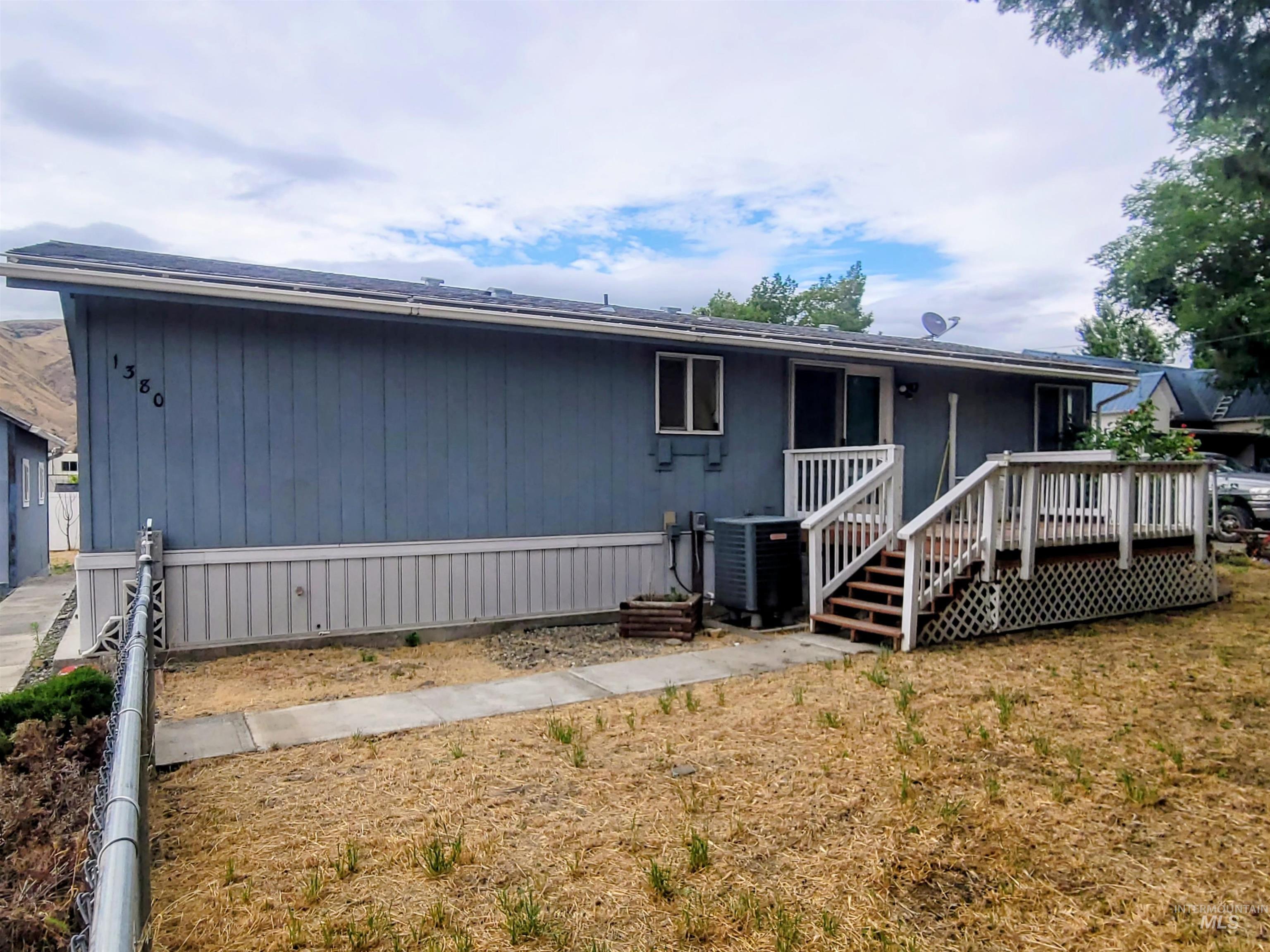 1380 Poplar St. Property Photo 3