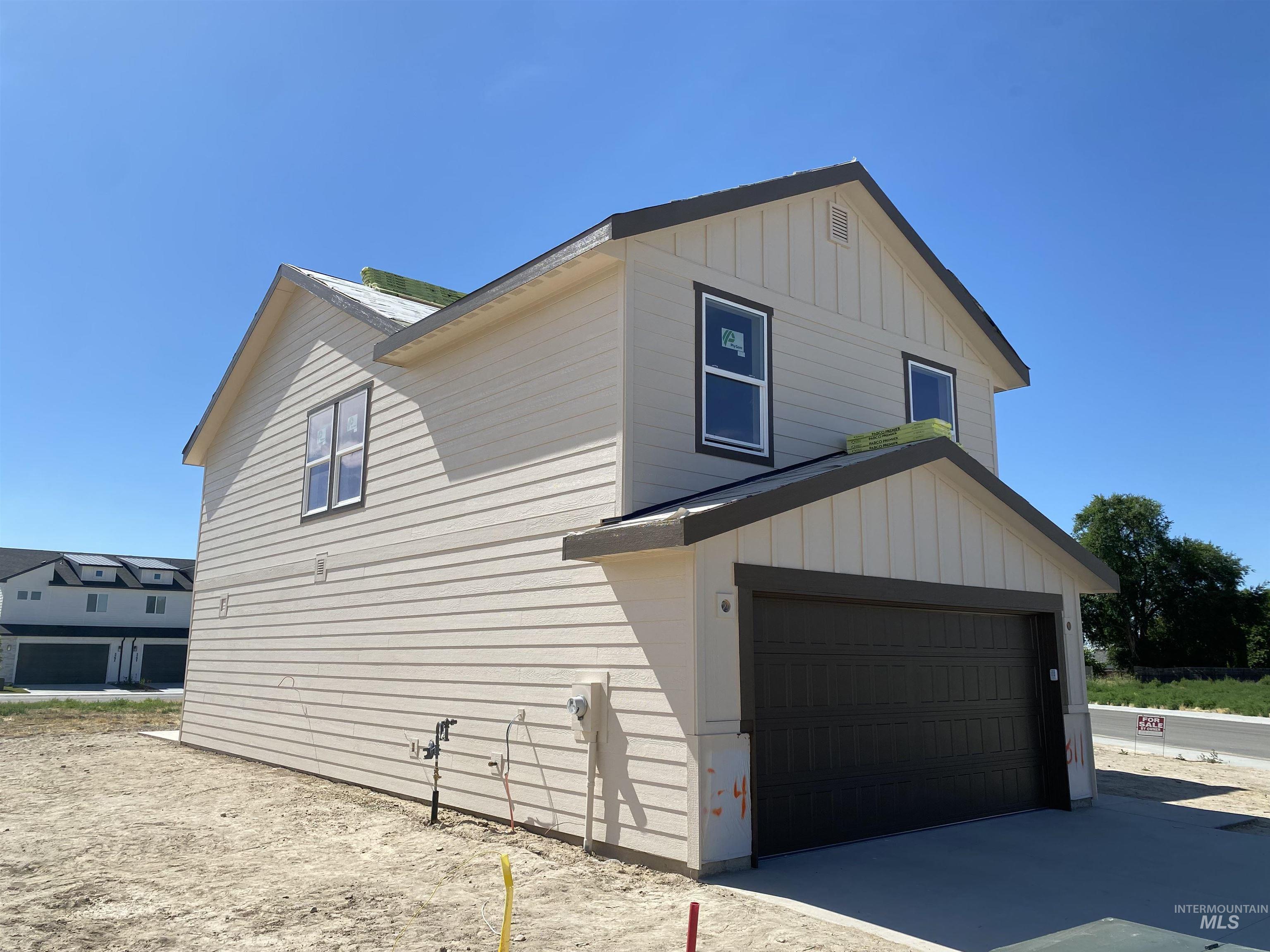 311 American Beauty St. Property Photo 4
