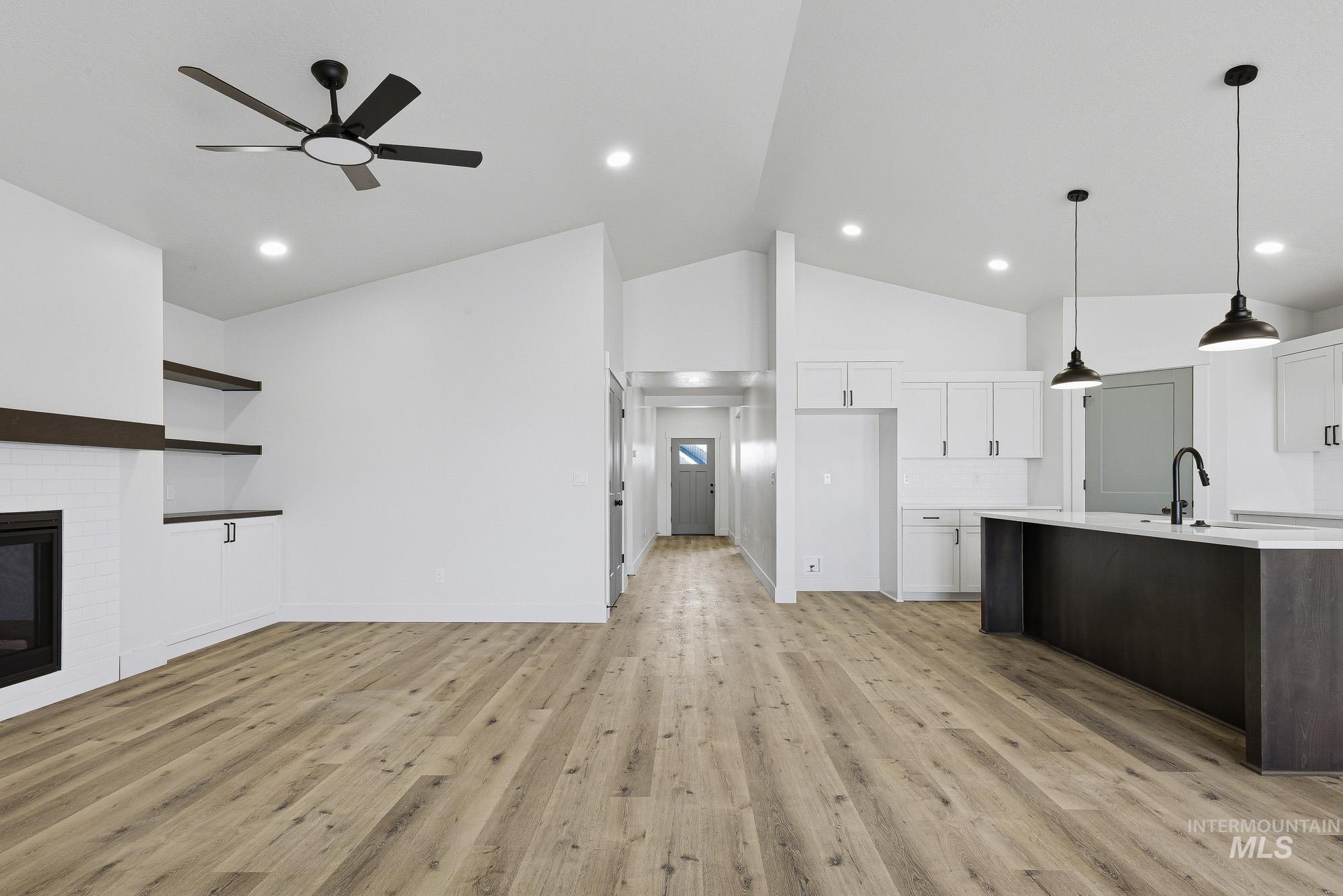 1130 Velvet Loop Property Photo 8