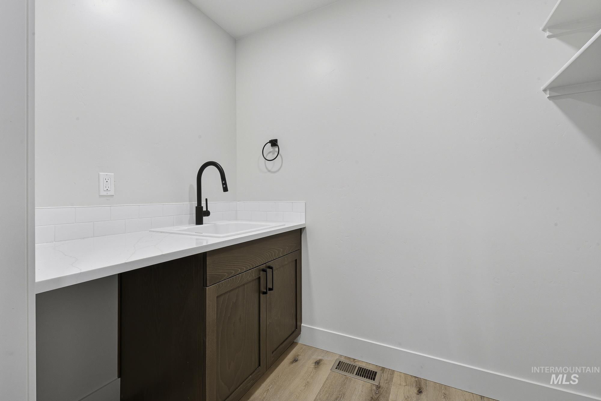 1130 Velvet Loop Property Photo 24