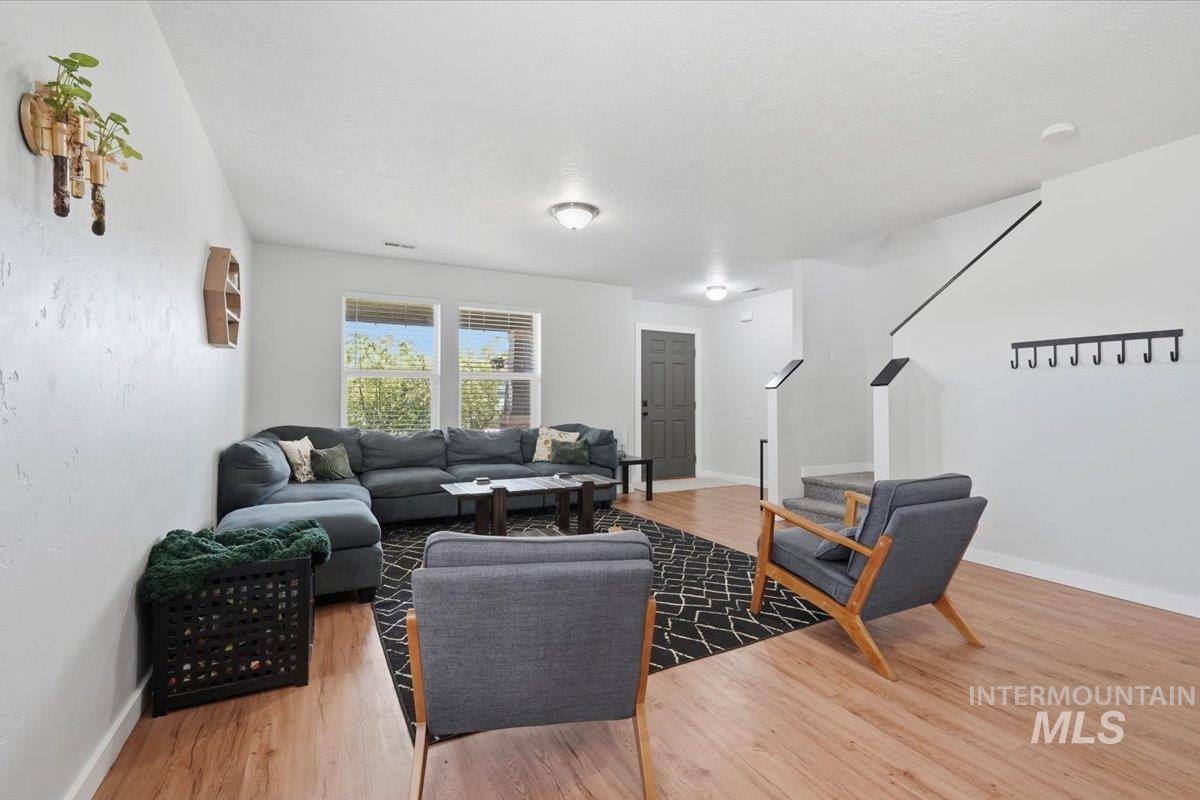 19098 Kenney Way Property Photo 4