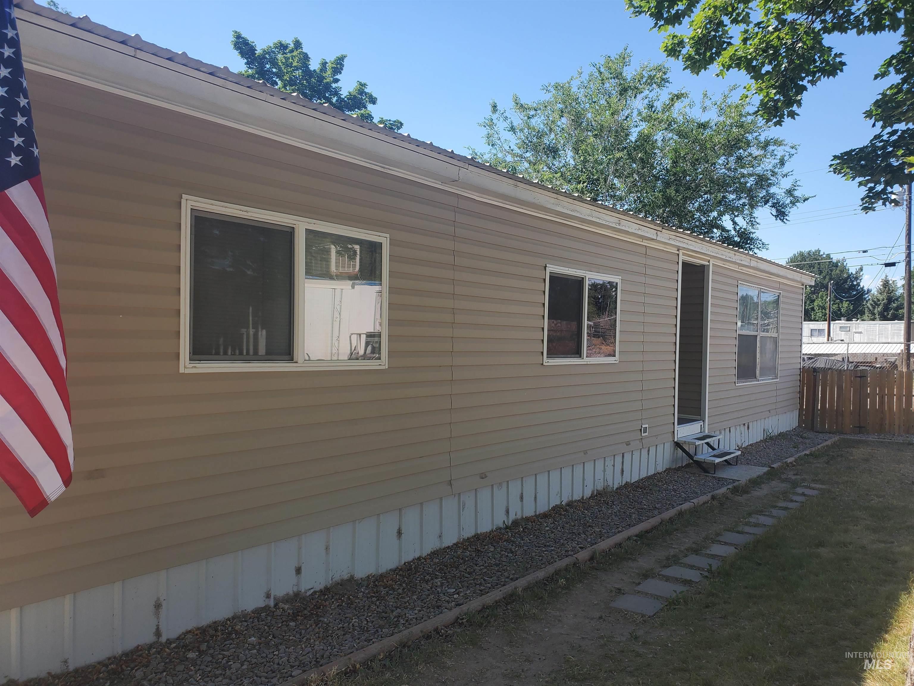 218 W Ave I Property Photo 1