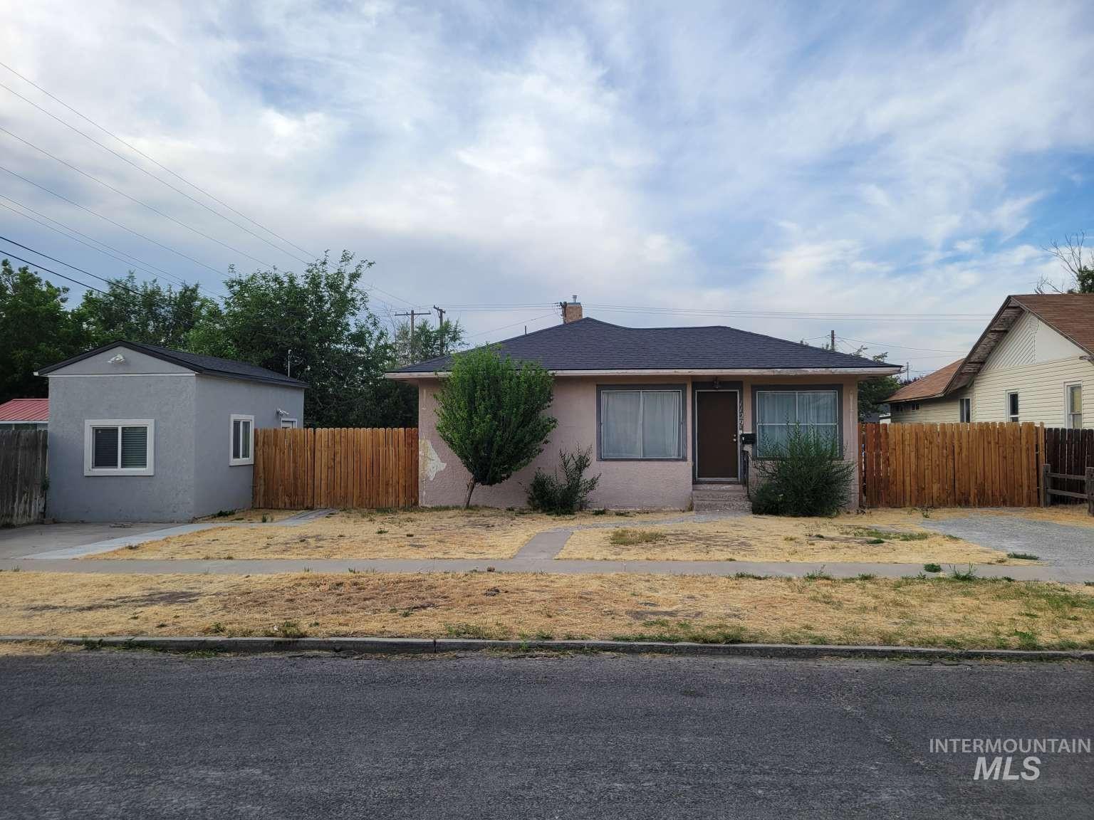 1129 6th Ave Property Photo 1