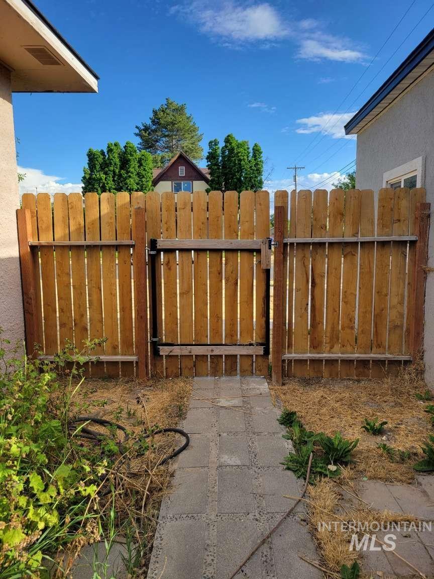 1129 6th Ave Property Photo 5