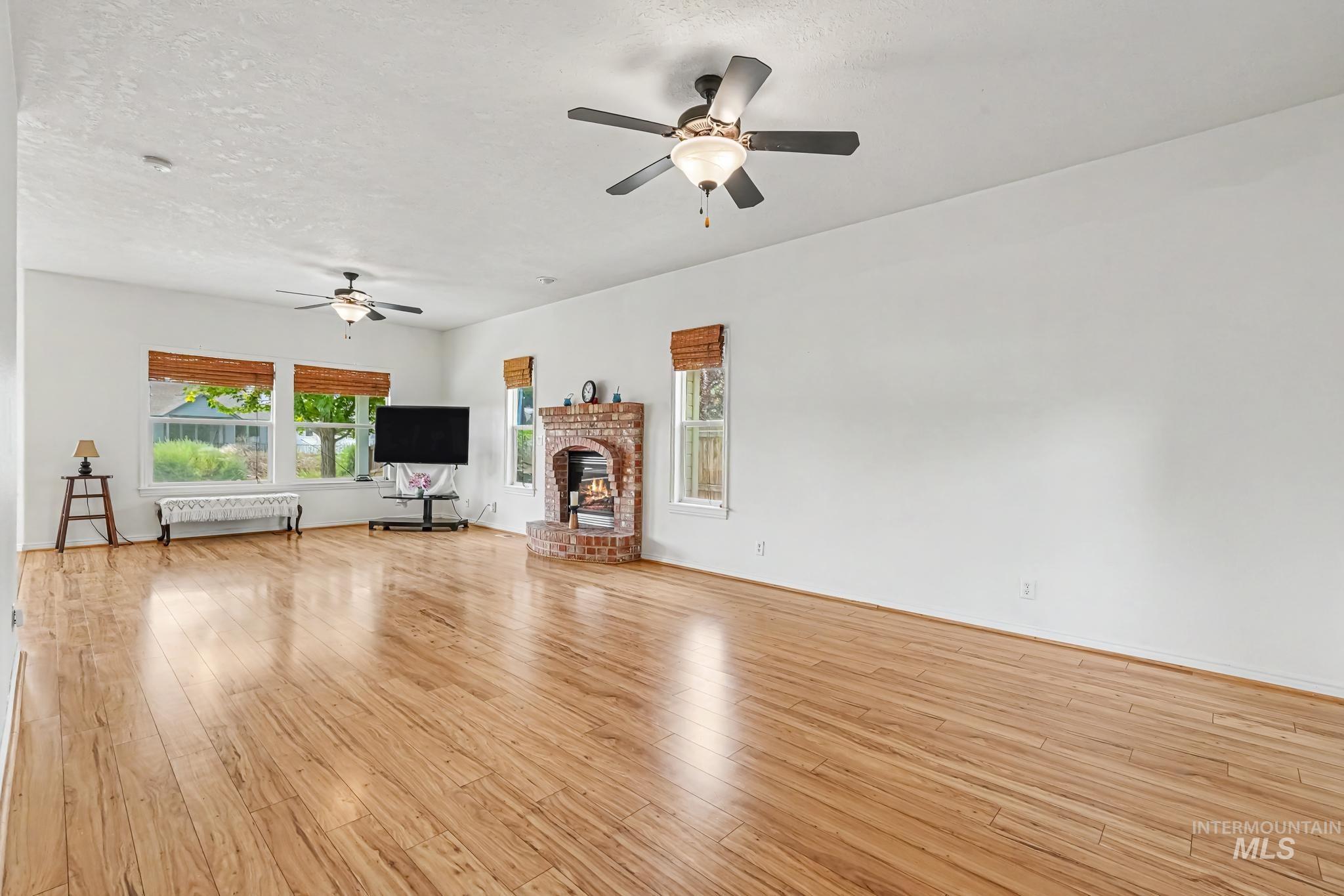 689 Triumph Dr Property Photo 4