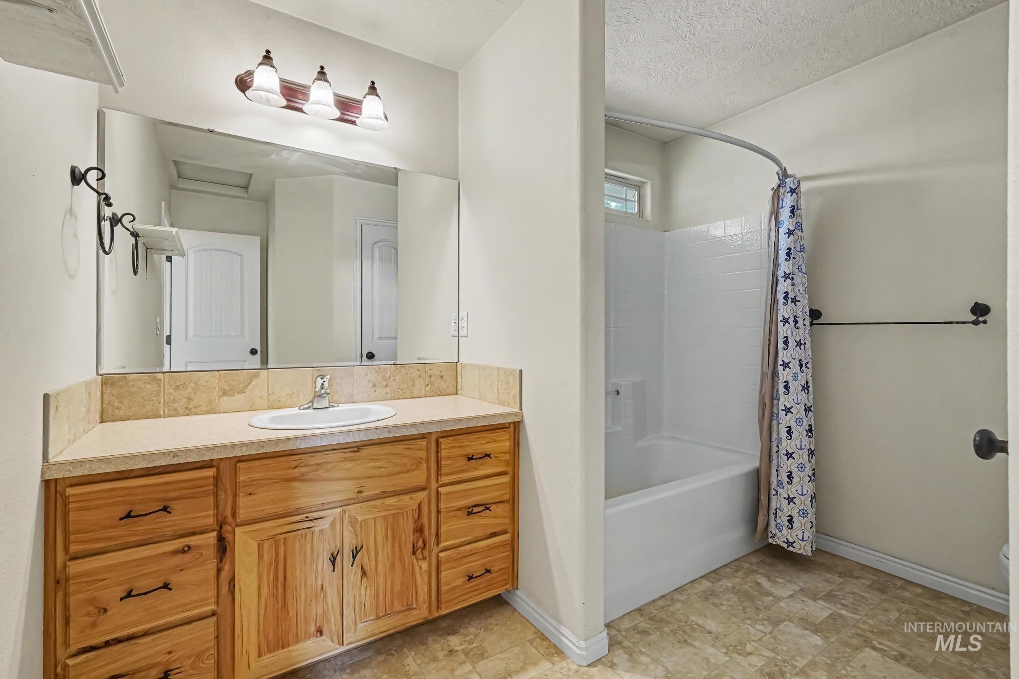 689 Triumph Dr Property Photo 17