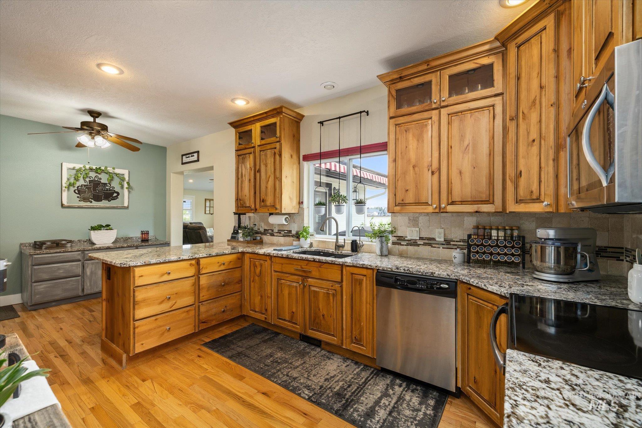 1140 Edgemont St Property Photo 8