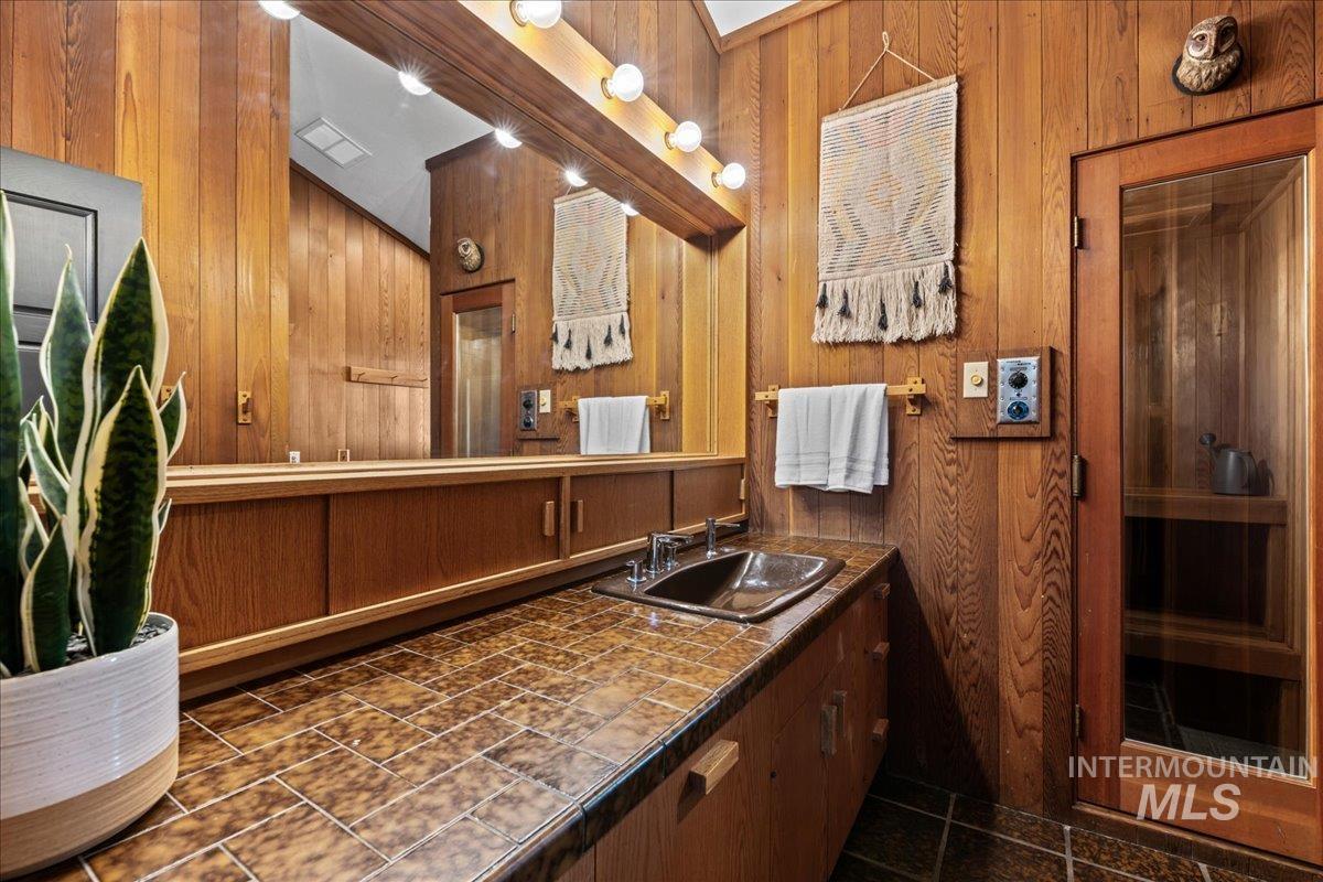 5290 N Sorrento Dr Property Photo 26