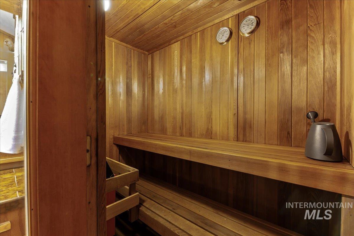 5290 N Sorrento Dr Property Photo 27