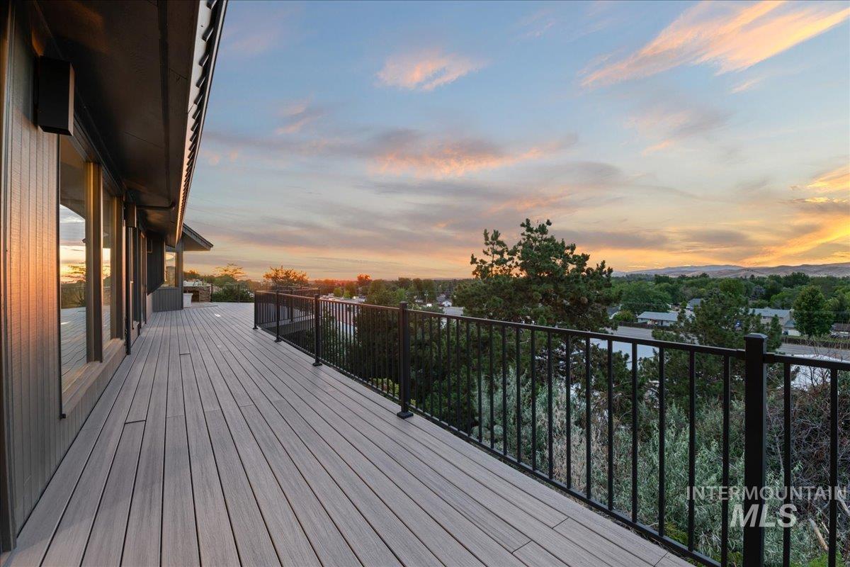5290 N Sorrento Dr Property Photo 44