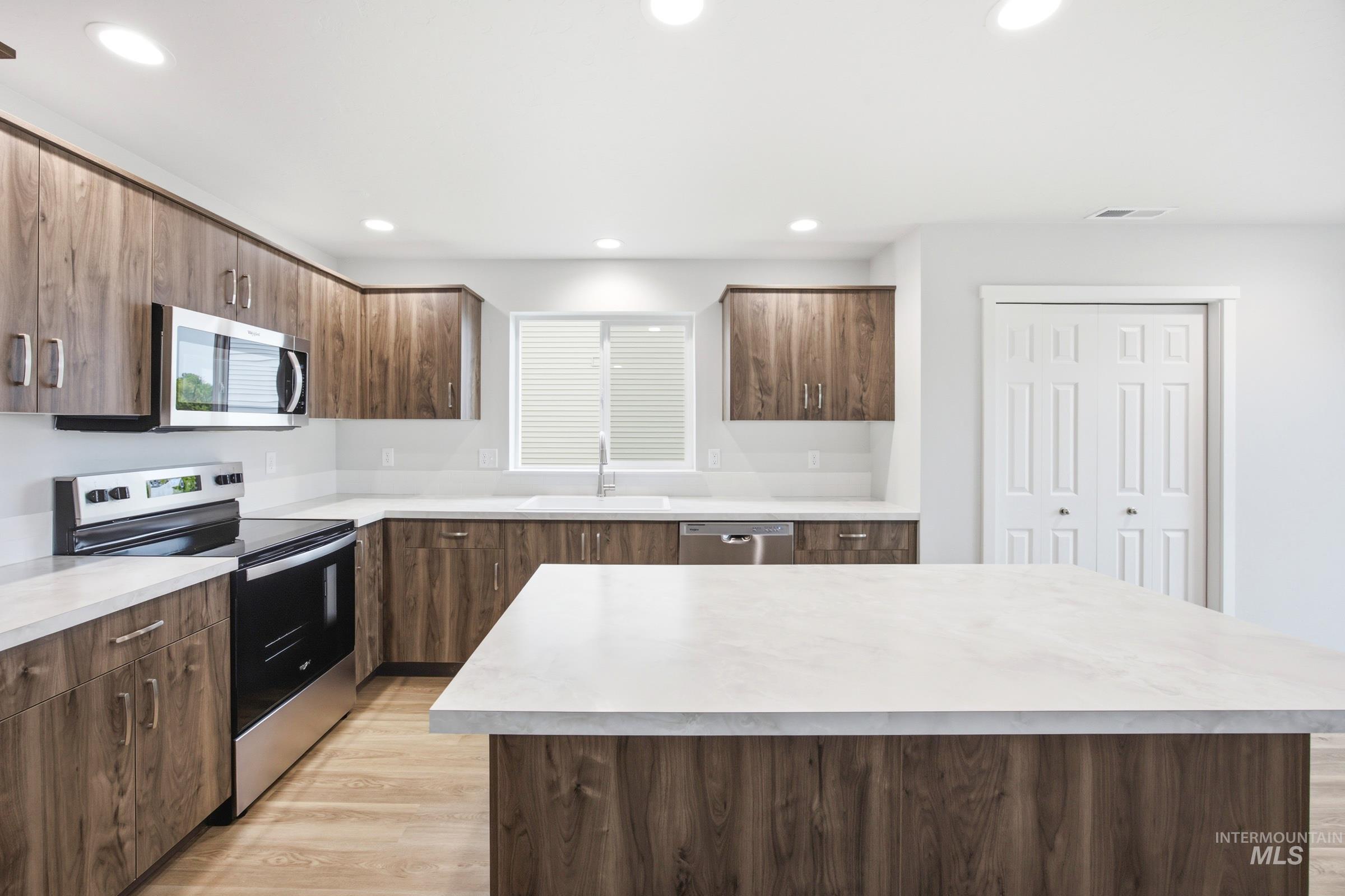 1391 Sunday River St Property Photo 4