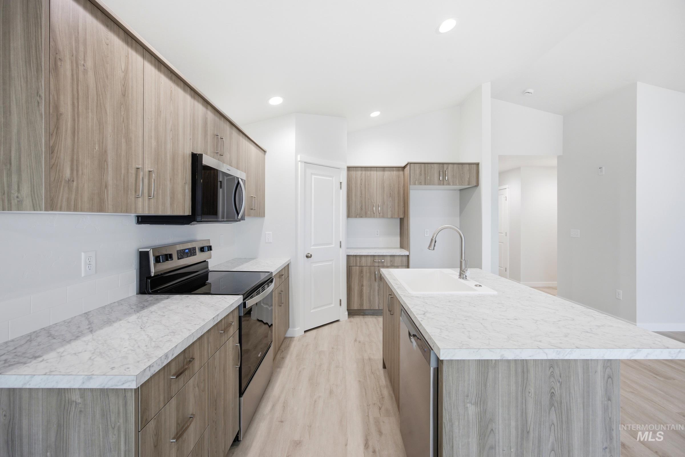 1423 Long Pond St Property Photo 4