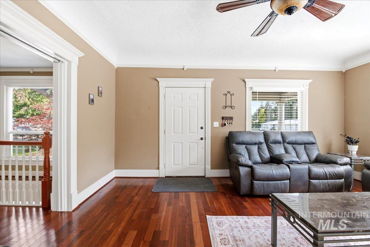 1030 Center Ave Property Photo 5