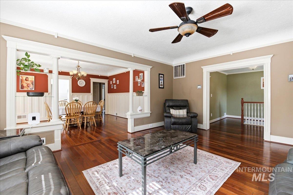 1030 Center Ave Property Photo 7