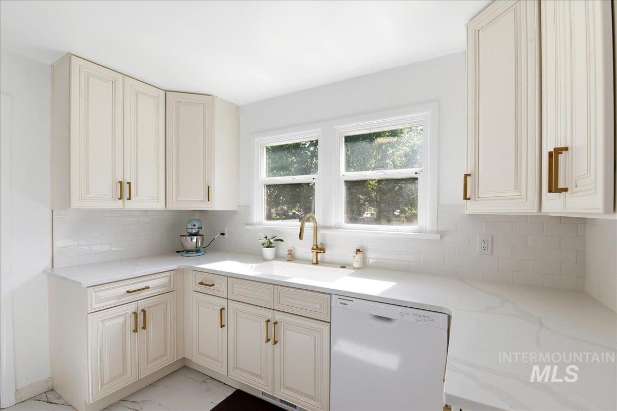 1030 Center Ave Property Photo 14