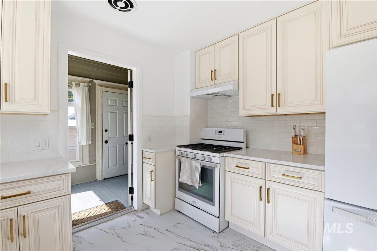 1030 Center Ave Property Photo 16