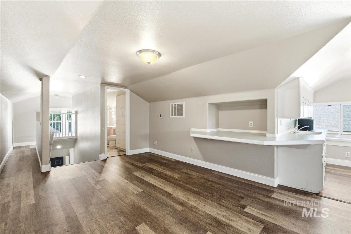 1030 Center Ave Property Photo 25