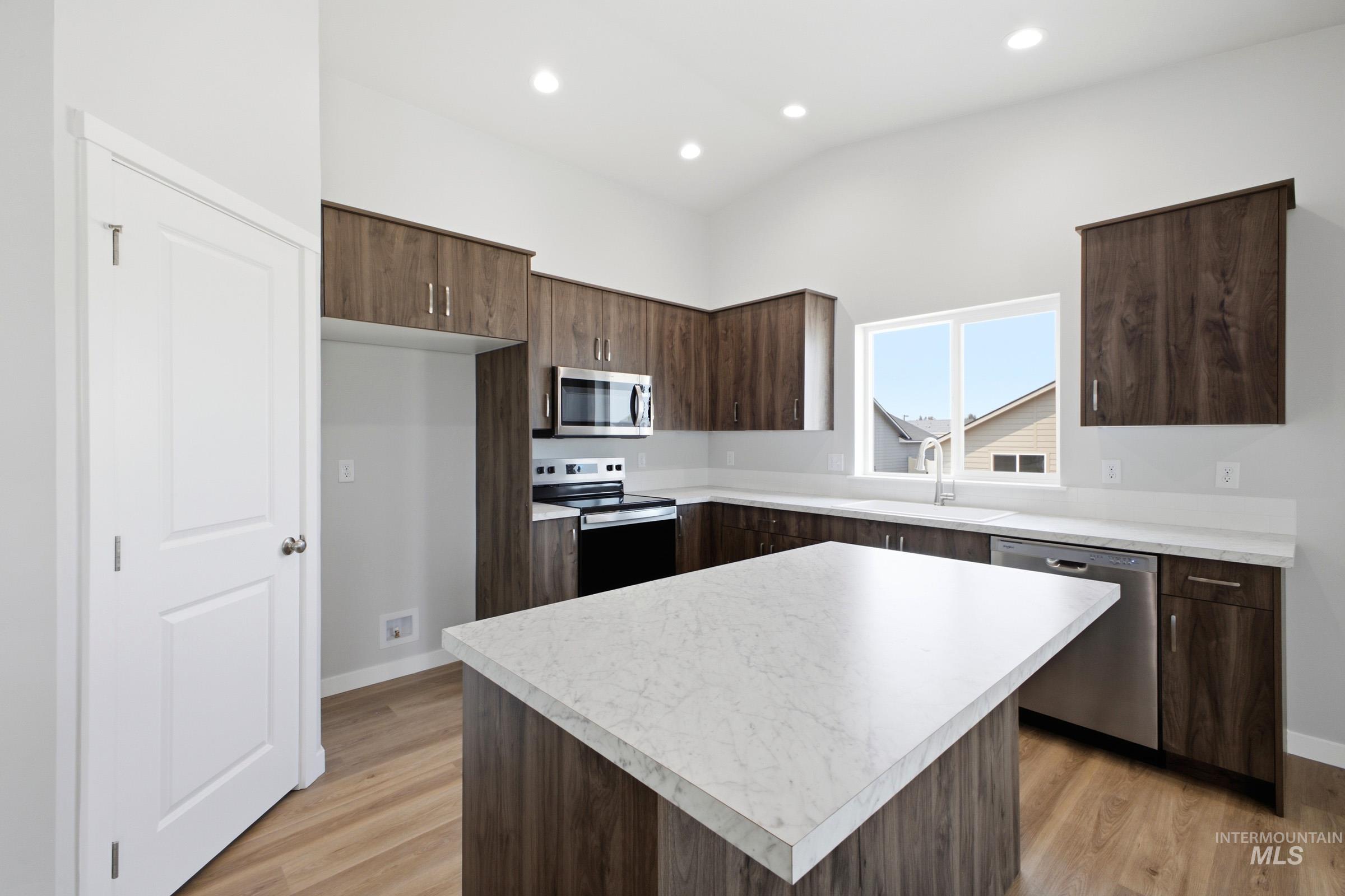 14106 Winding St Property Photo 3