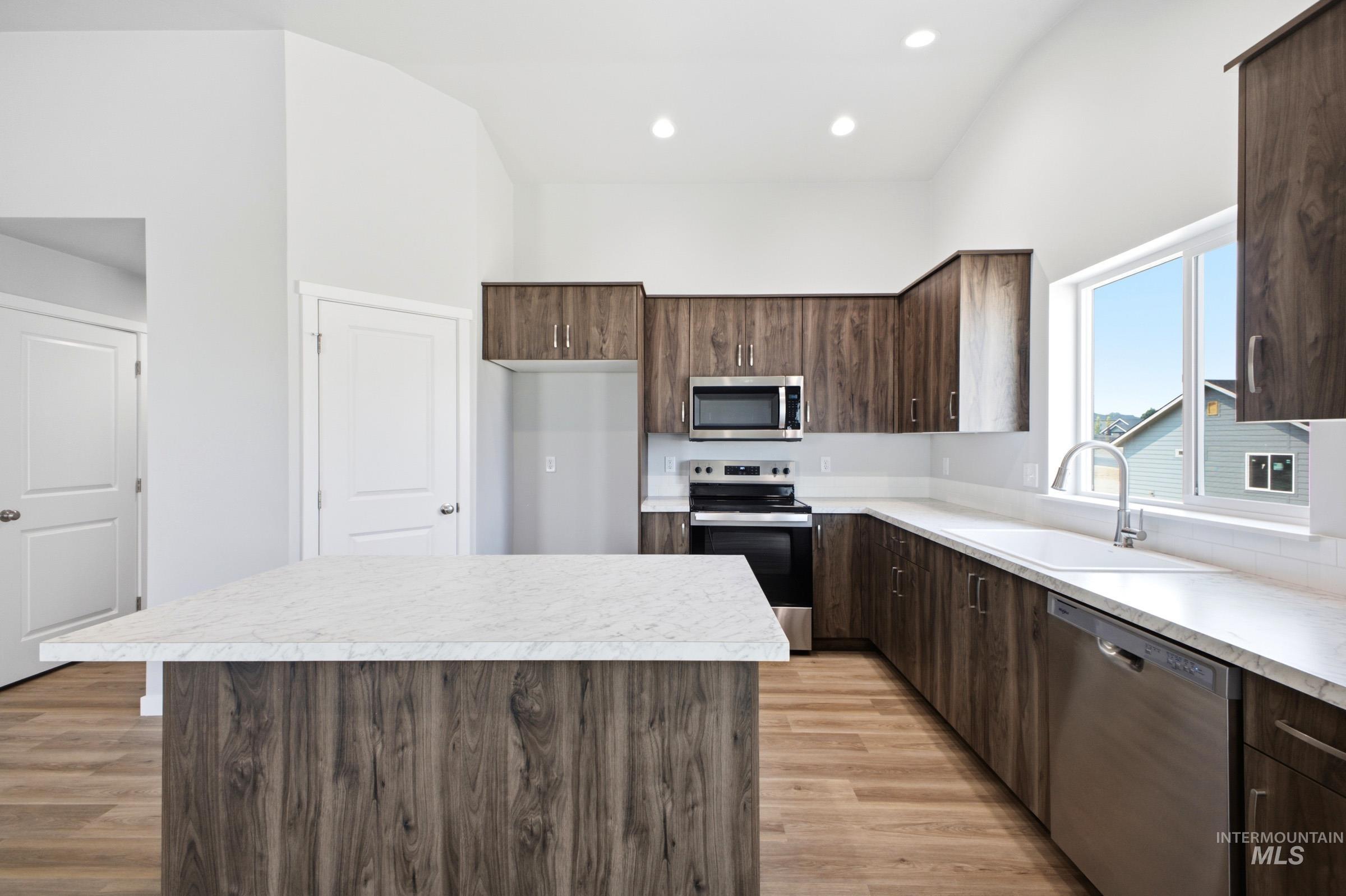 14106 Winding St Property Photo 4