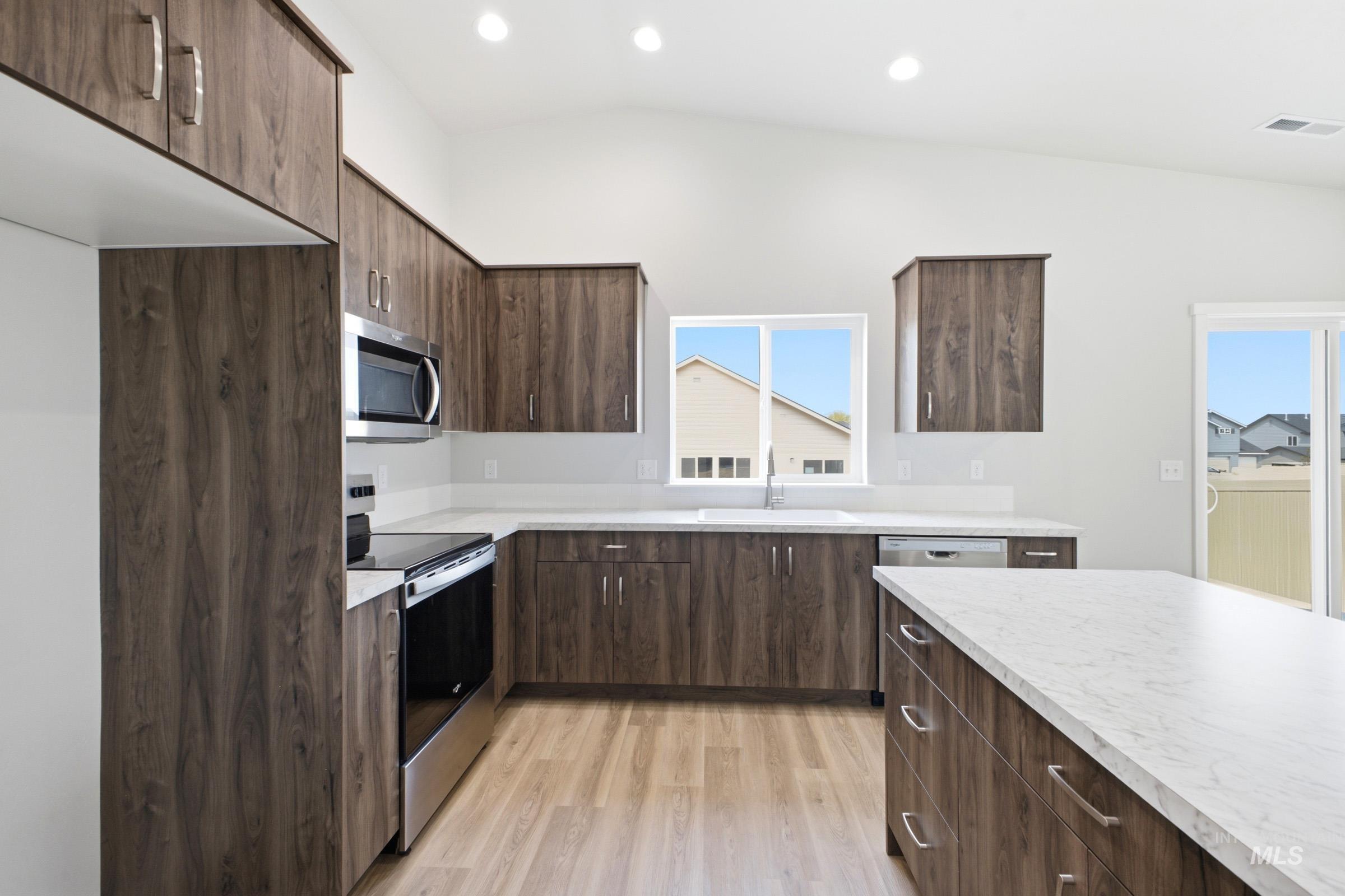 14106 Winding St Property Photo 5