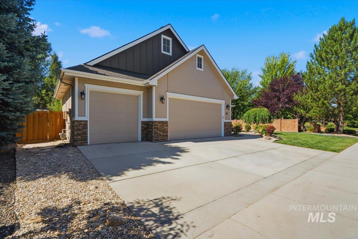 811 E Silver Torch Property Photo 1