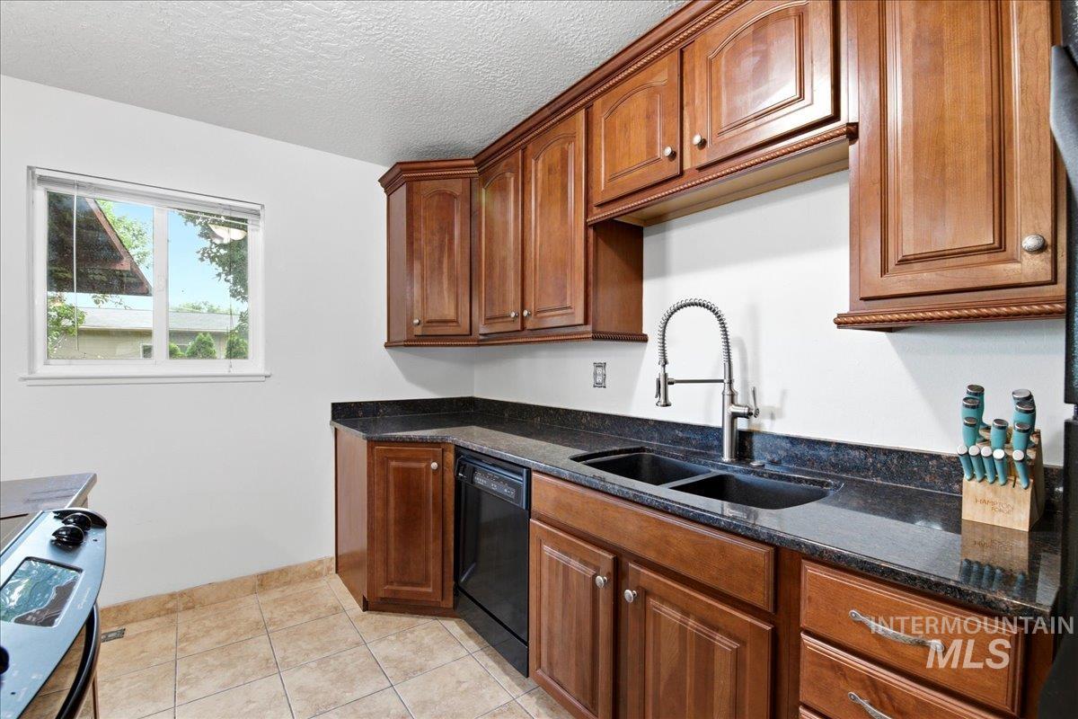 1118 W Howard St Property Photo 19