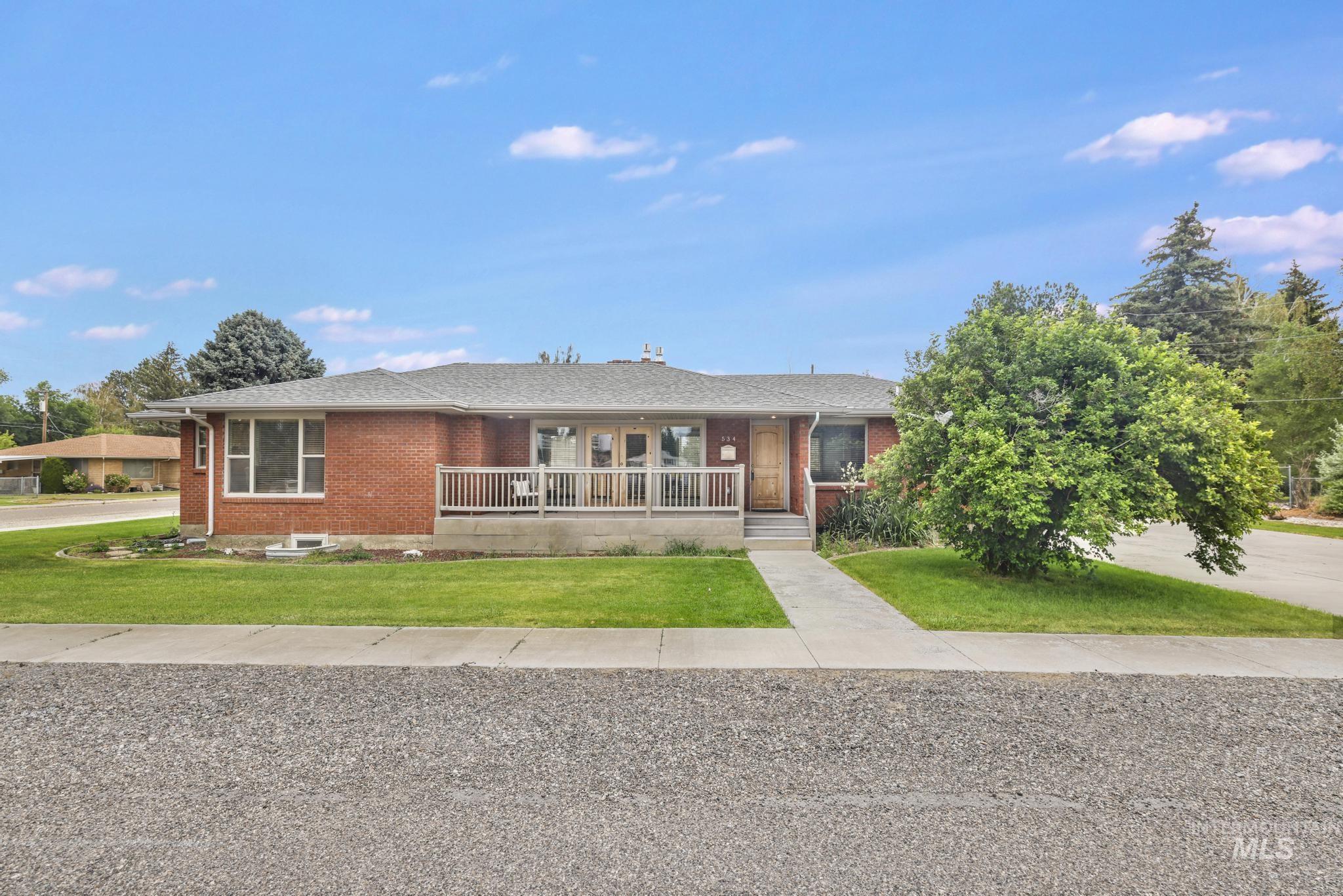 534 16th St Property Photo 1