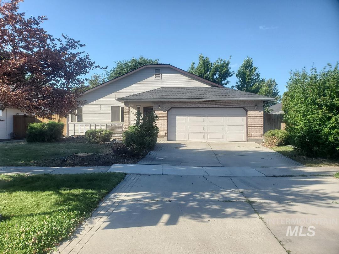 1681 E Laurelwood Property Photo 1