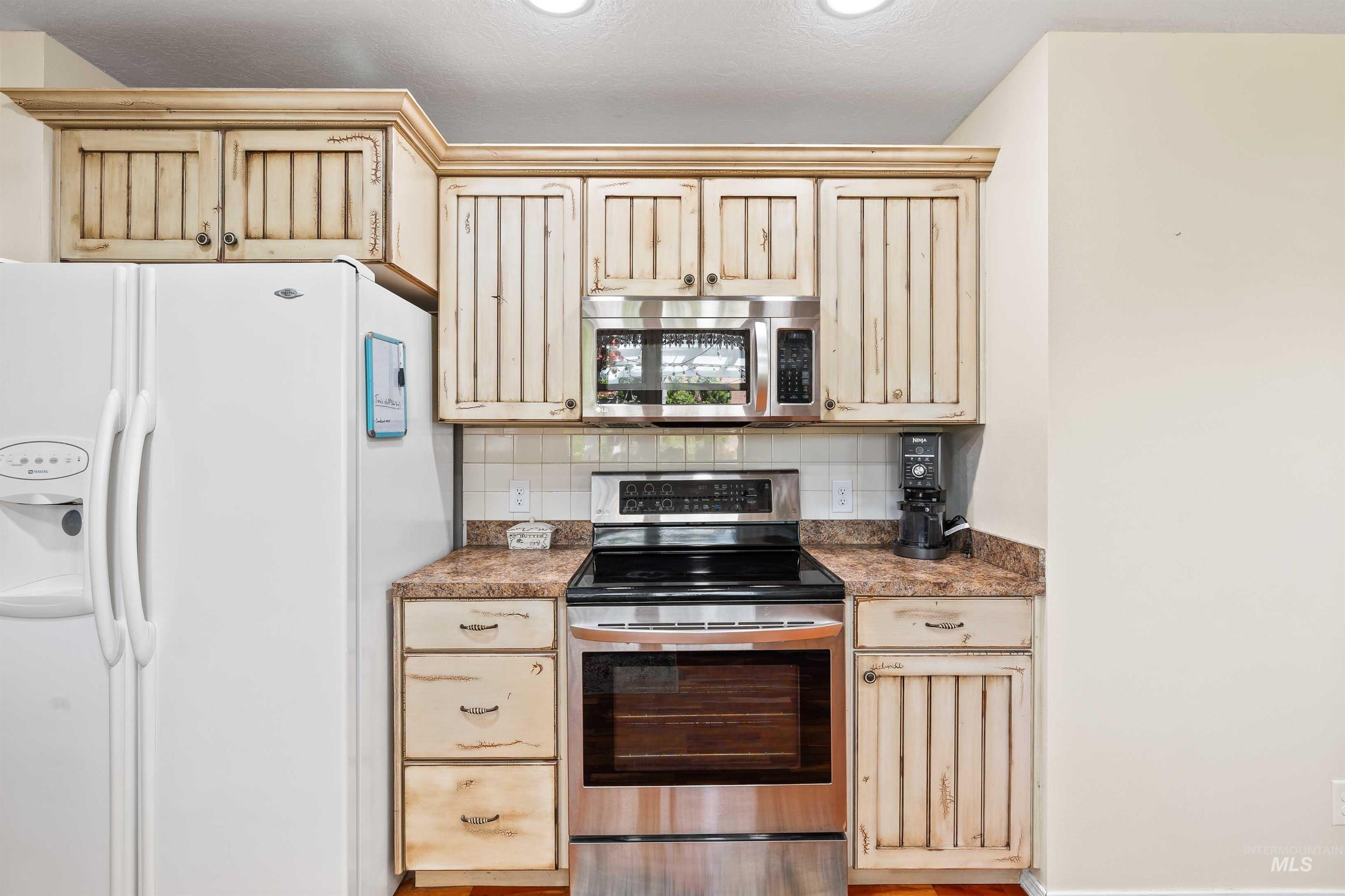 2055 Hillcrest Dr. Property Photo 11