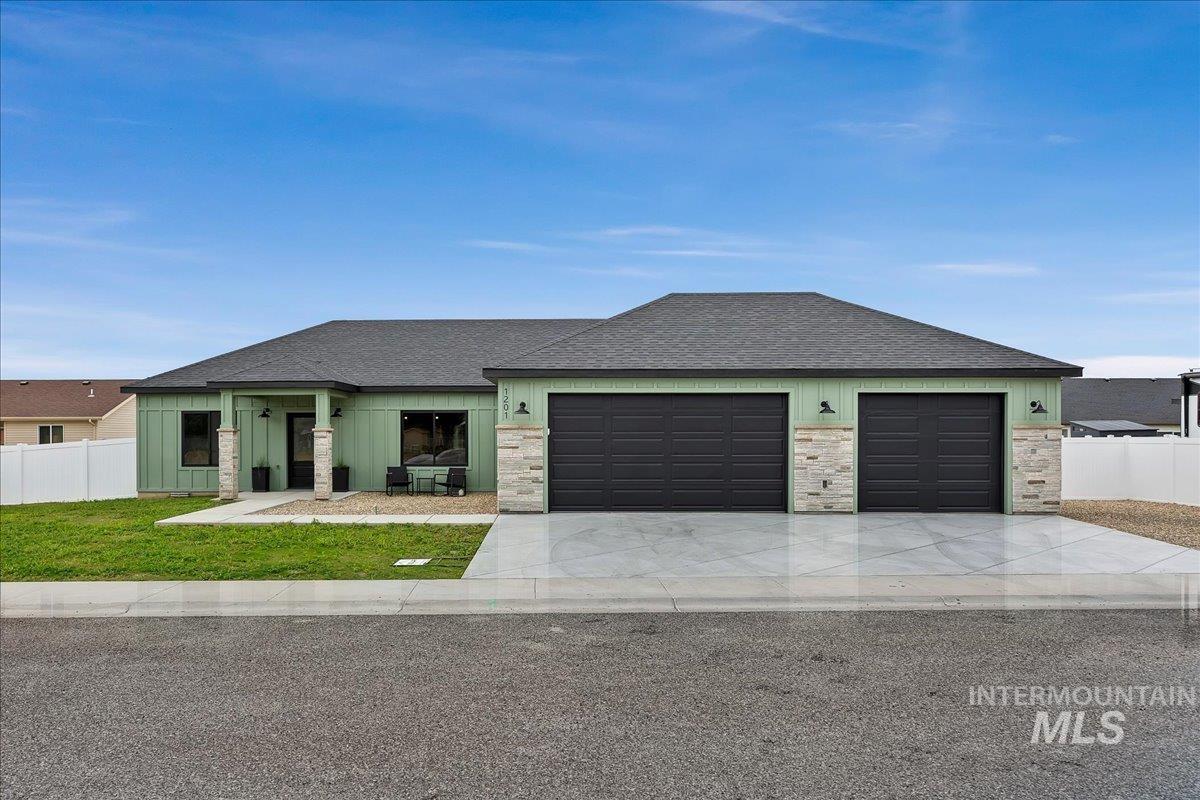1201 Jade Dr Property Photo 1
