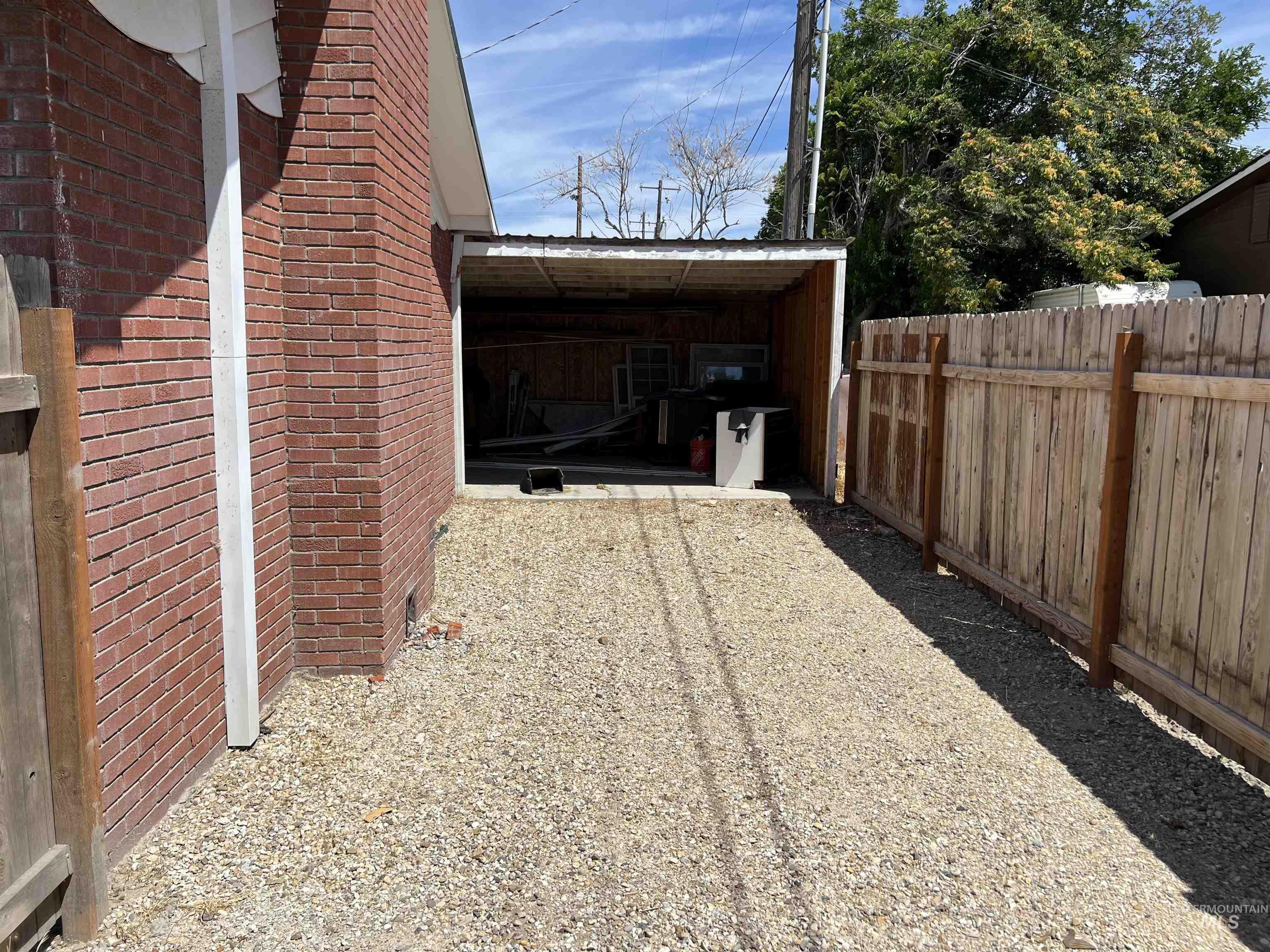 202 3rd St Property Photo 5