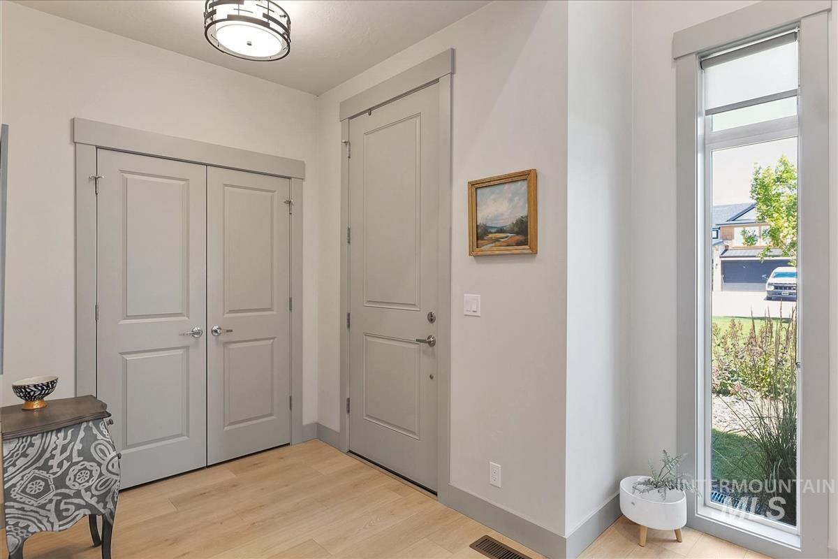 1835 E Knobcone Dr. Property Photo 2