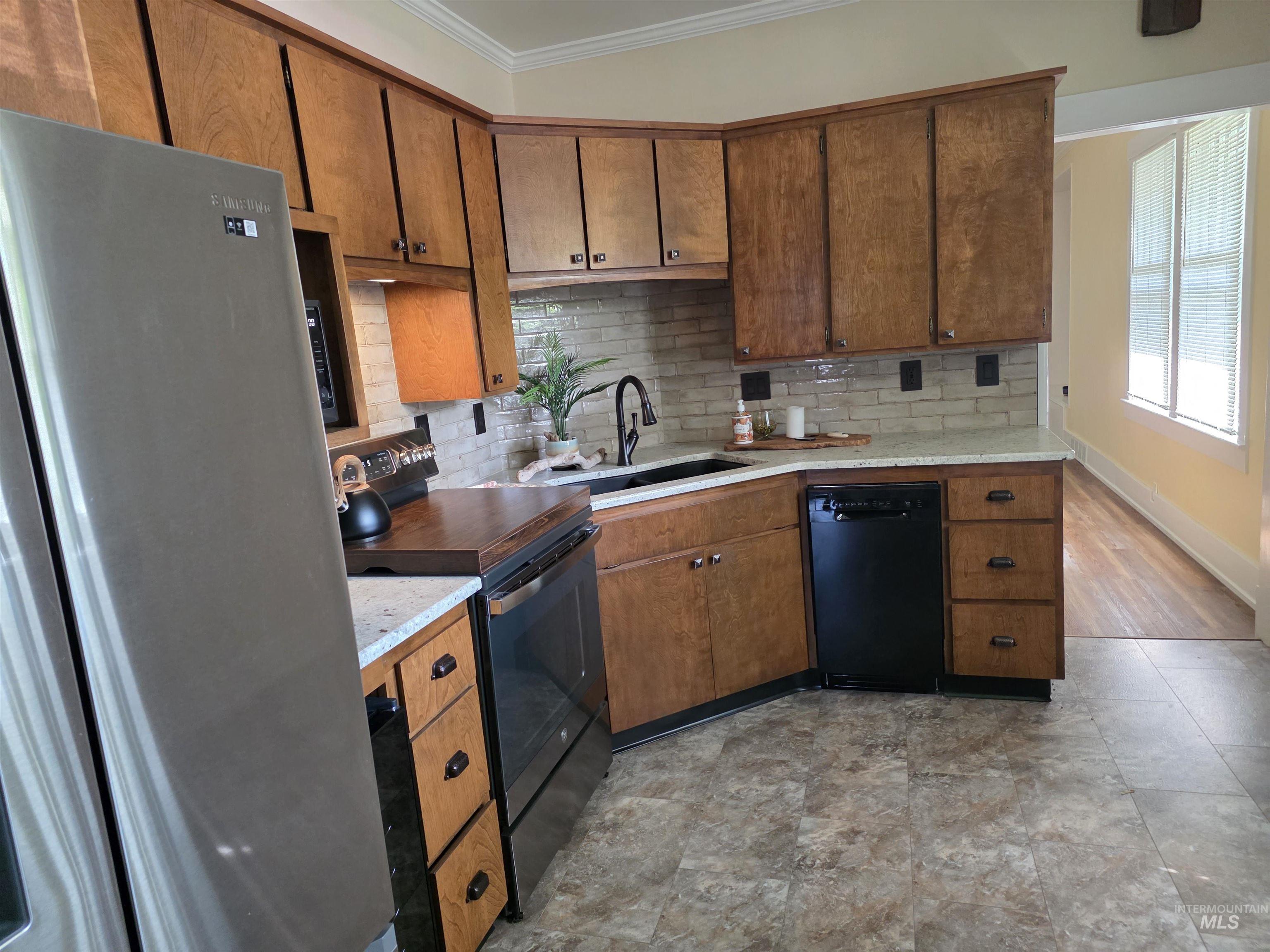 421 E Main Property Photo 8