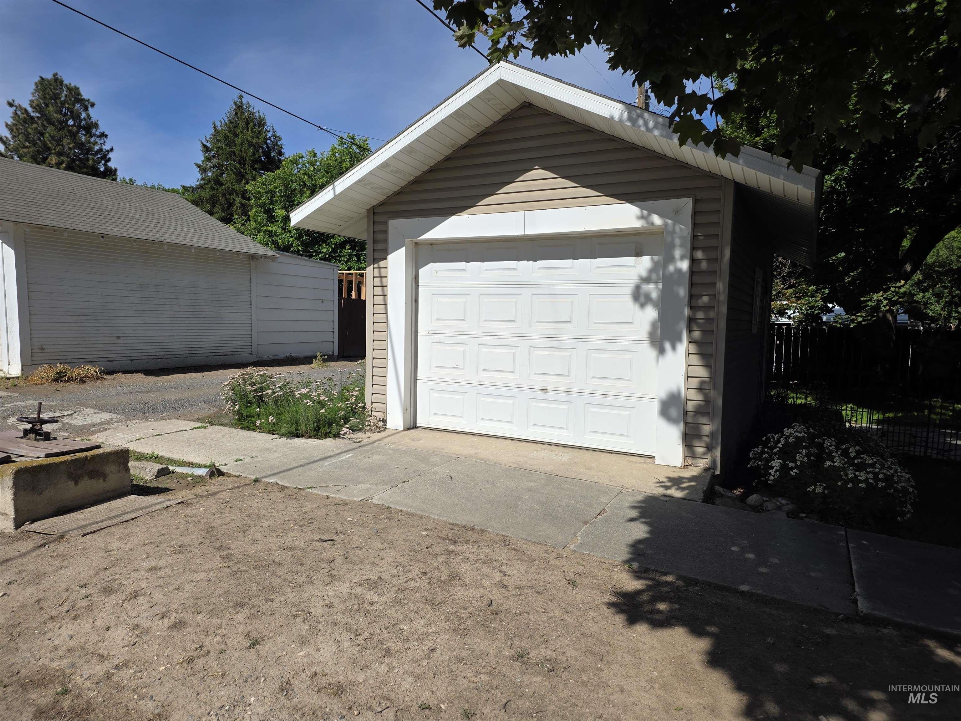 421 E Main Property Photo 16