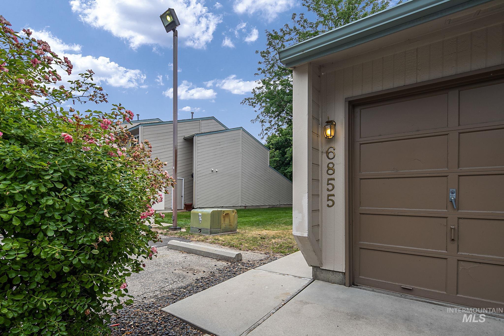 6855 W Irving Ln Property Photo 2
