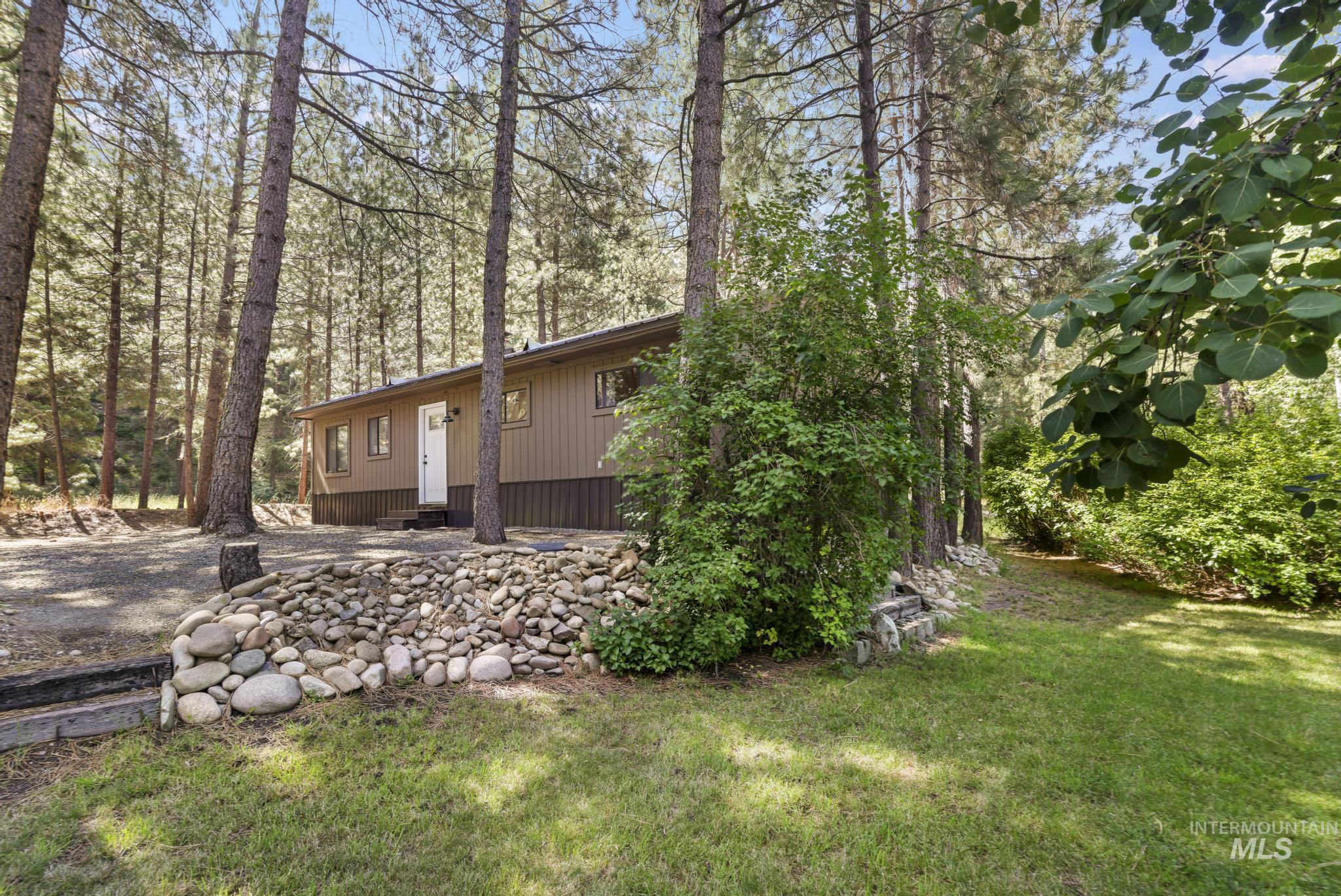 2071 N Pine Featherville Rd Property Photo 1