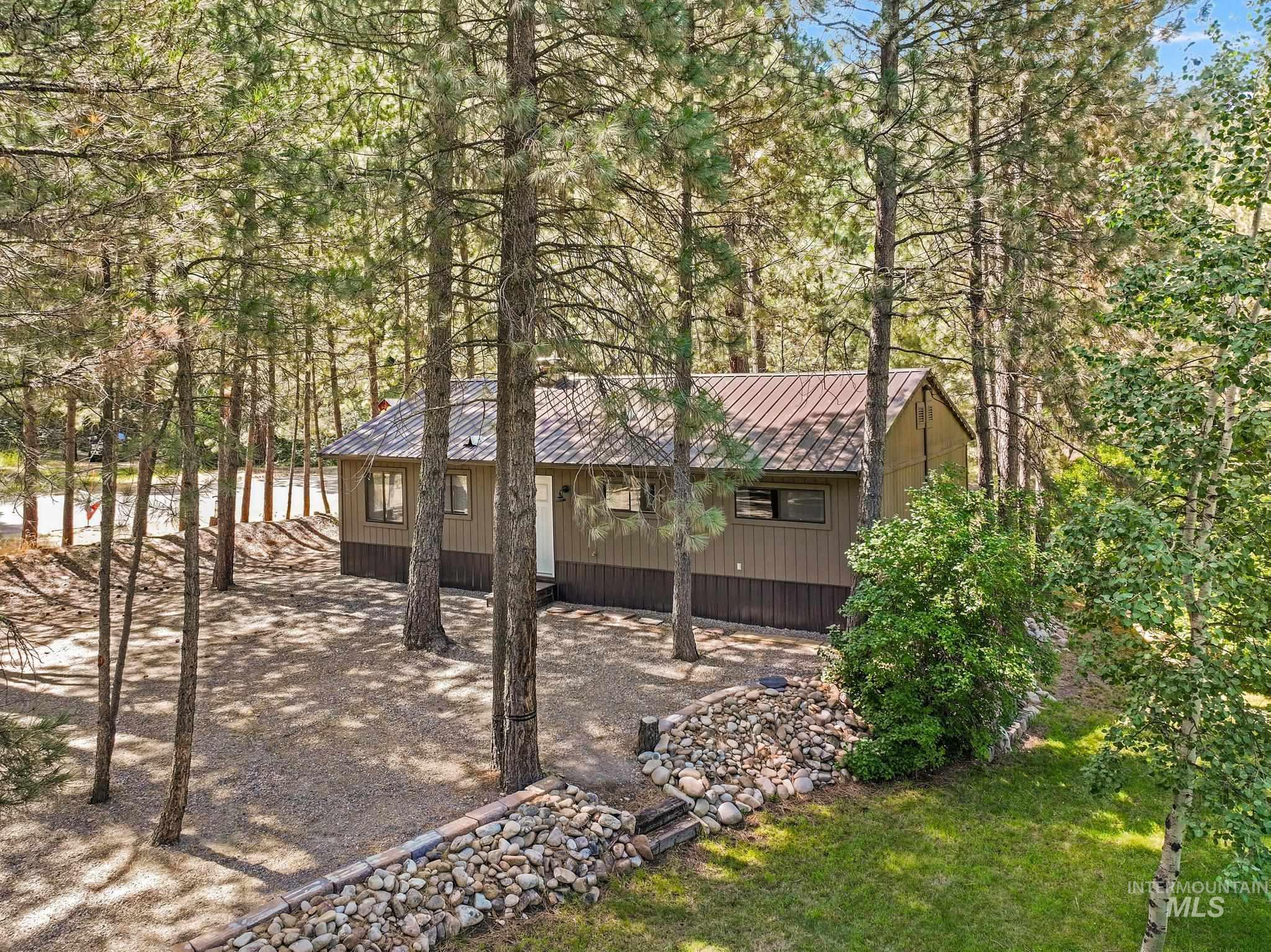 2071 N Pine Featherville Rd Property Photo 2