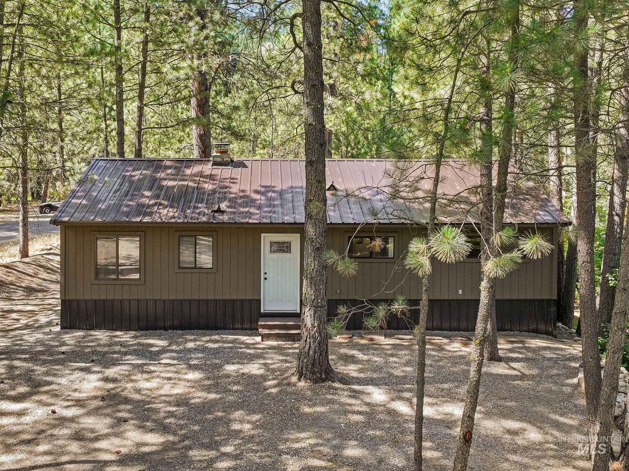 2071 N Pine Featherville Rd Property Photo 3