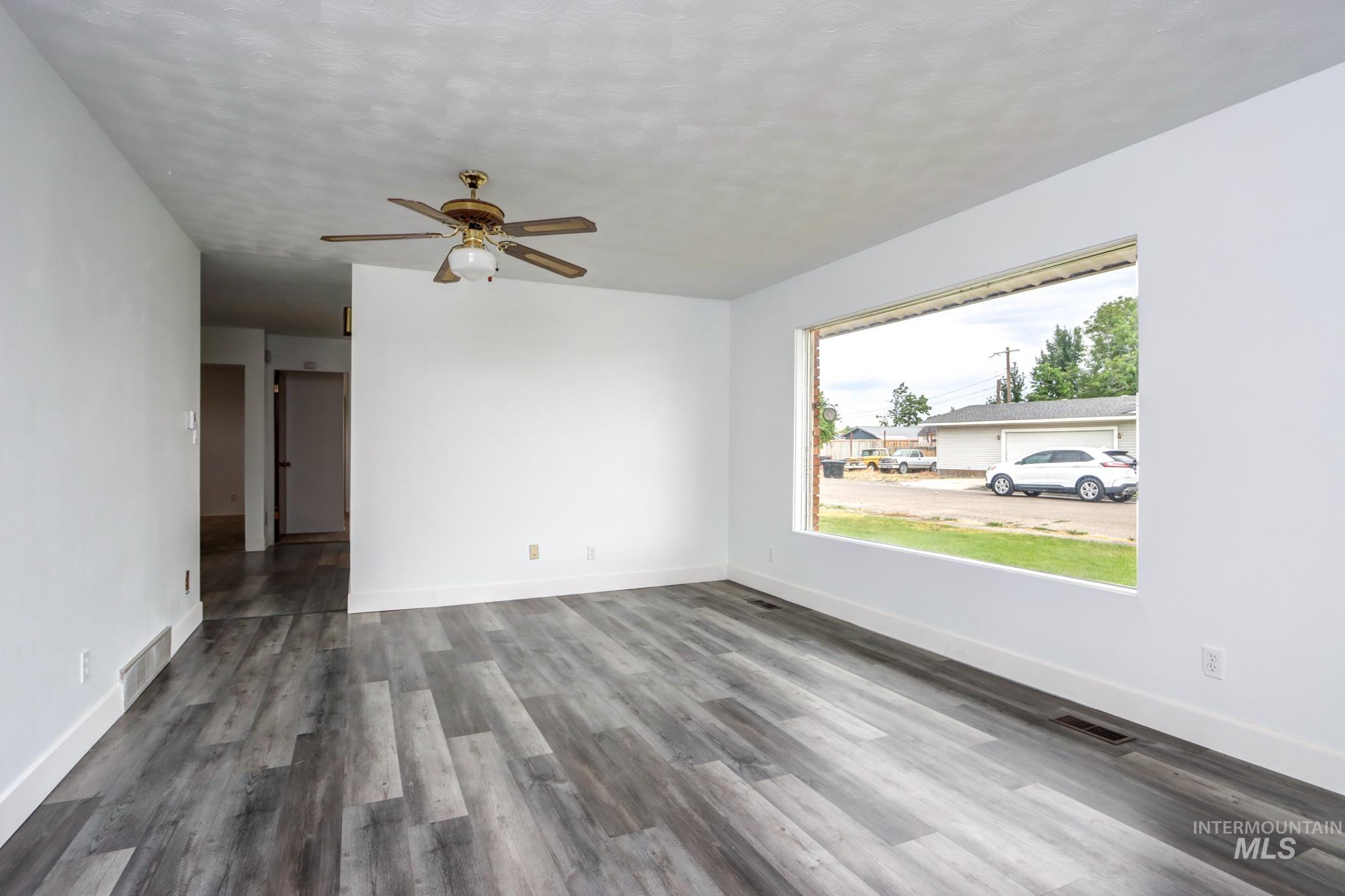 801 Thompson Avenue Property Photo 2