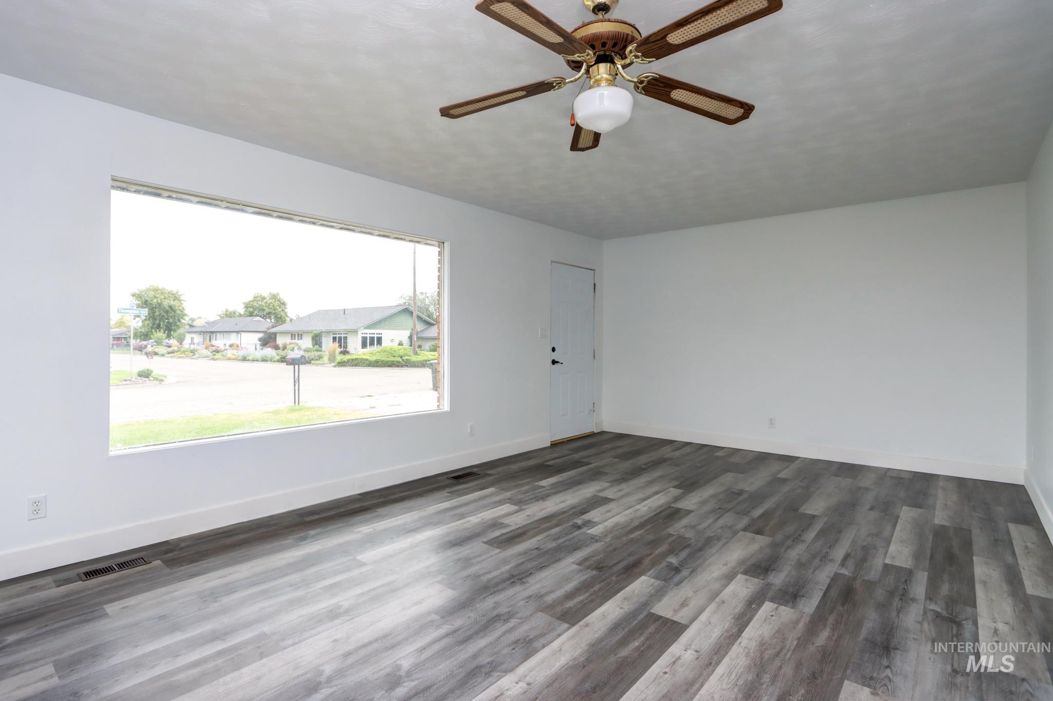 801 Thompson Avenue Property Photo 3