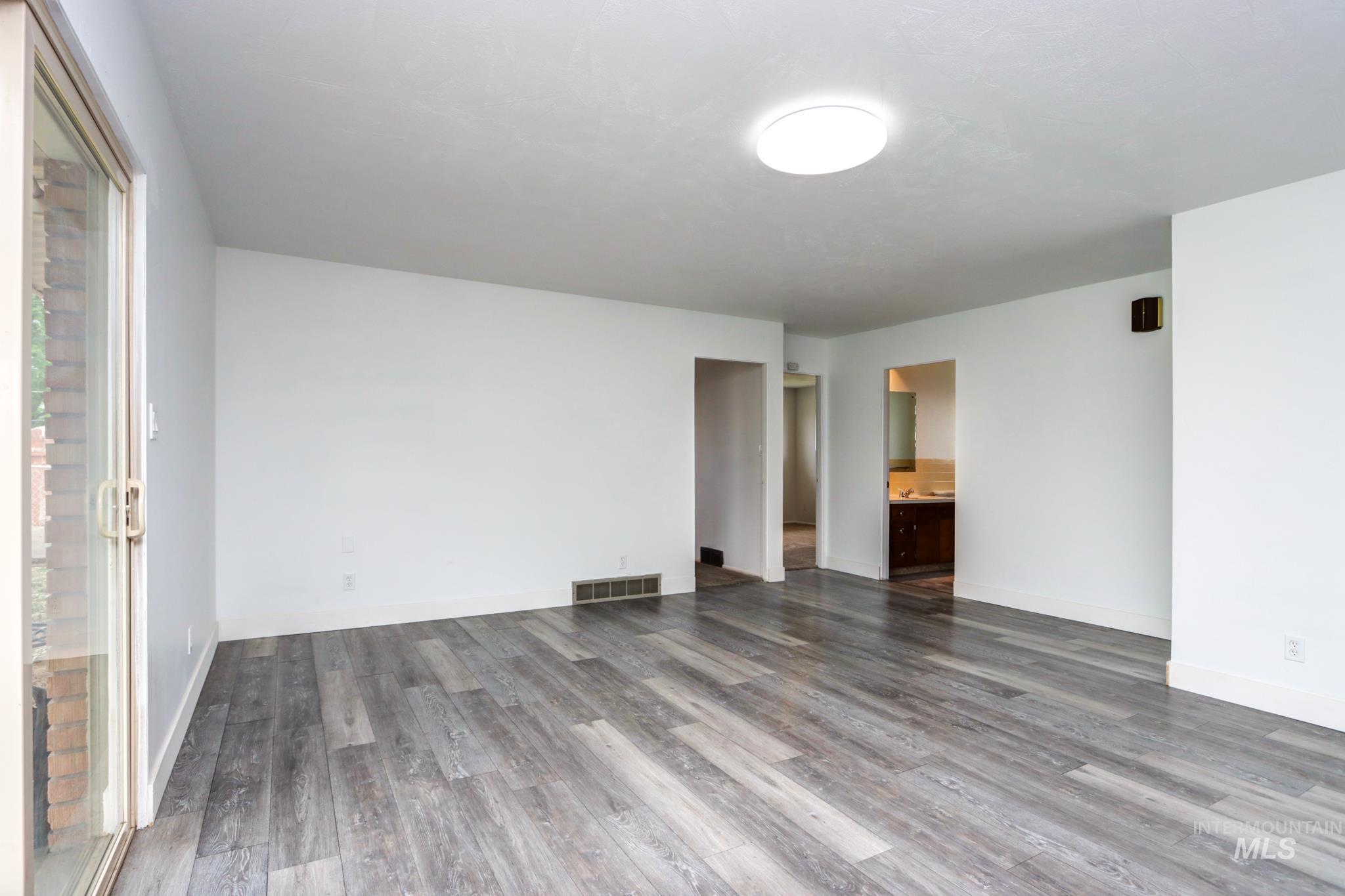 801 Thompson Avenue Property Photo 7
