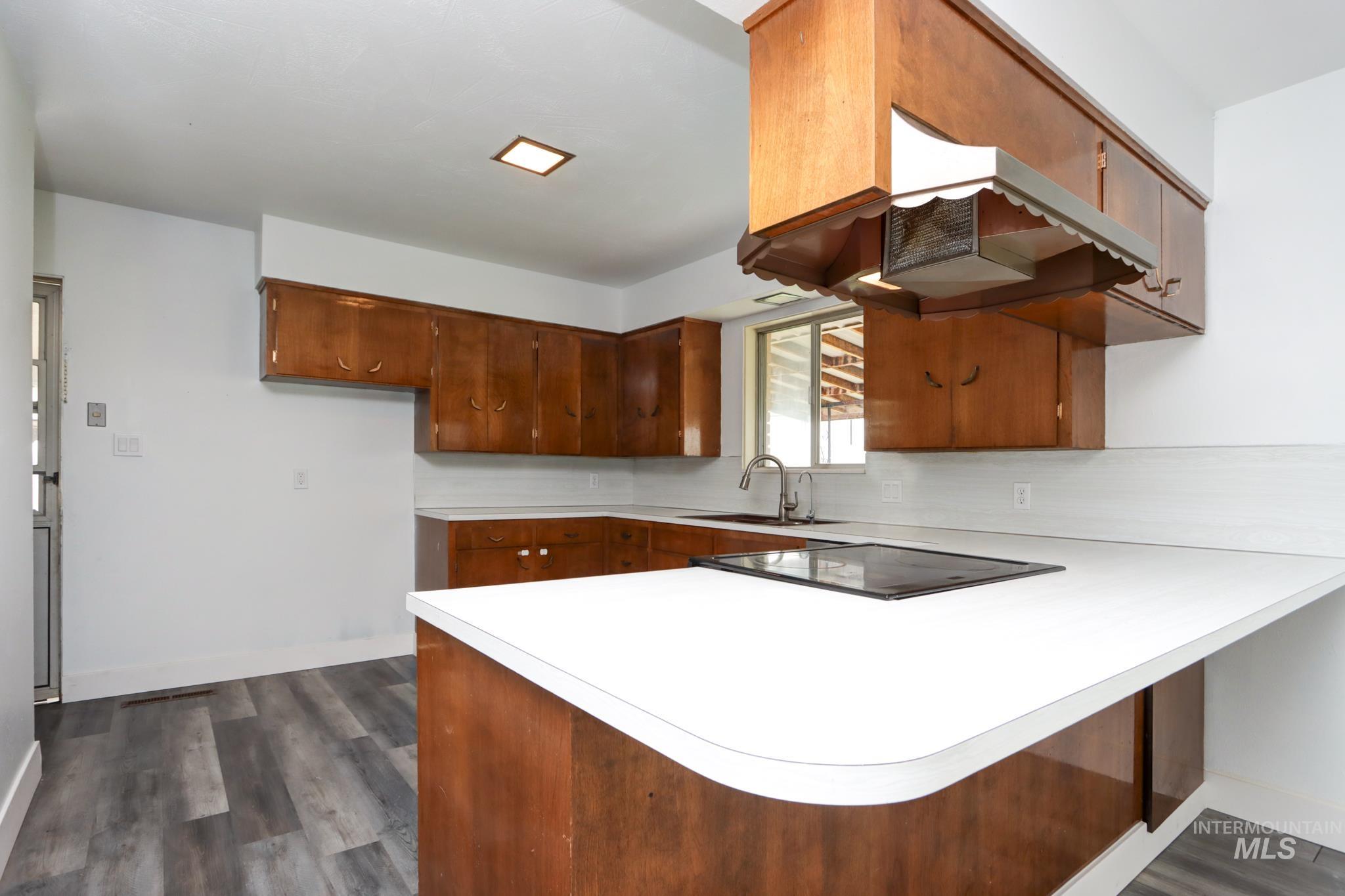 801 Thompson Avenue Property Photo 9