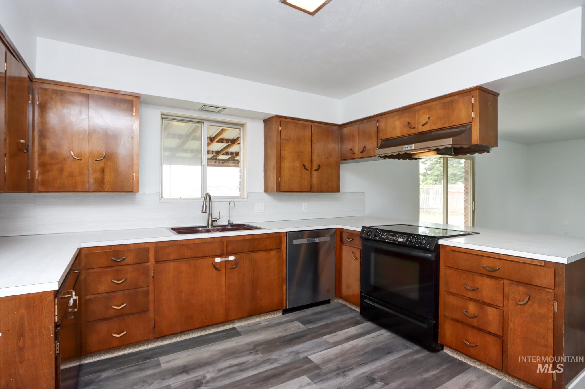 801 Thompson Avenue Property Photo 10