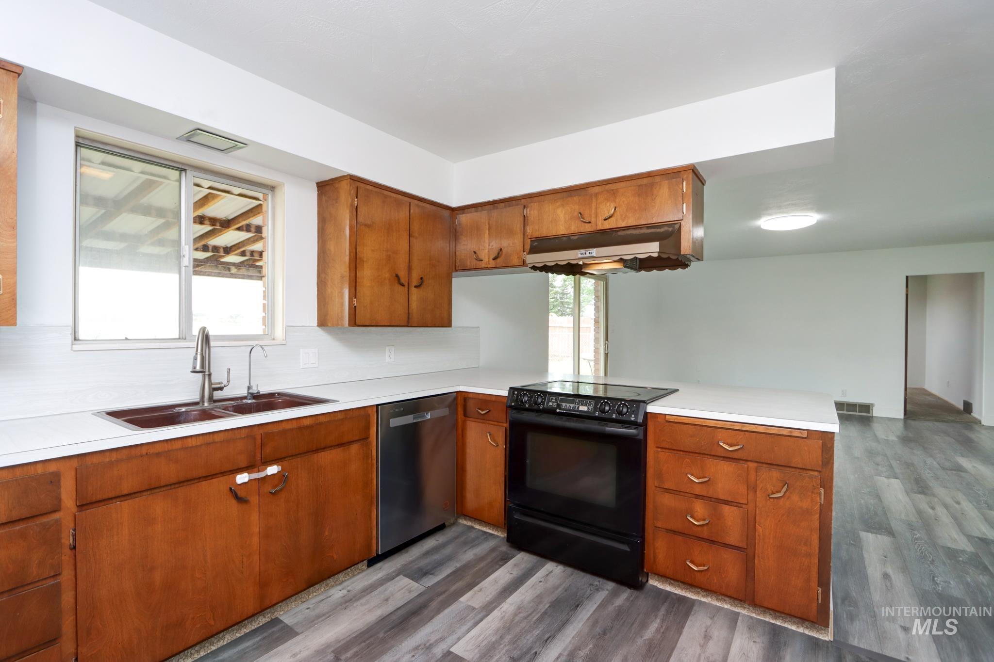 801 Thompson Avenue Property Photo 11