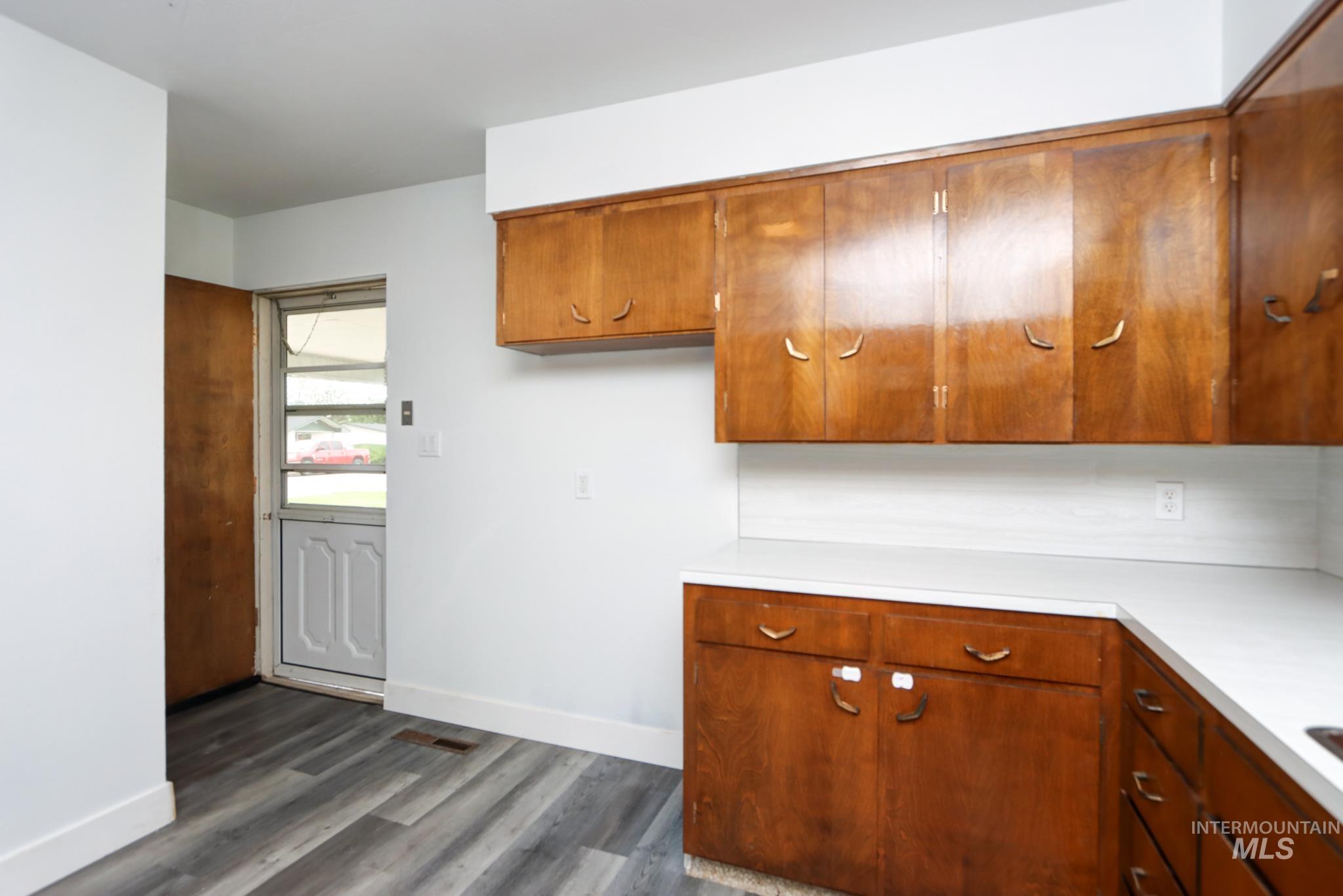 801 Thompson Avenue Property Photo 12