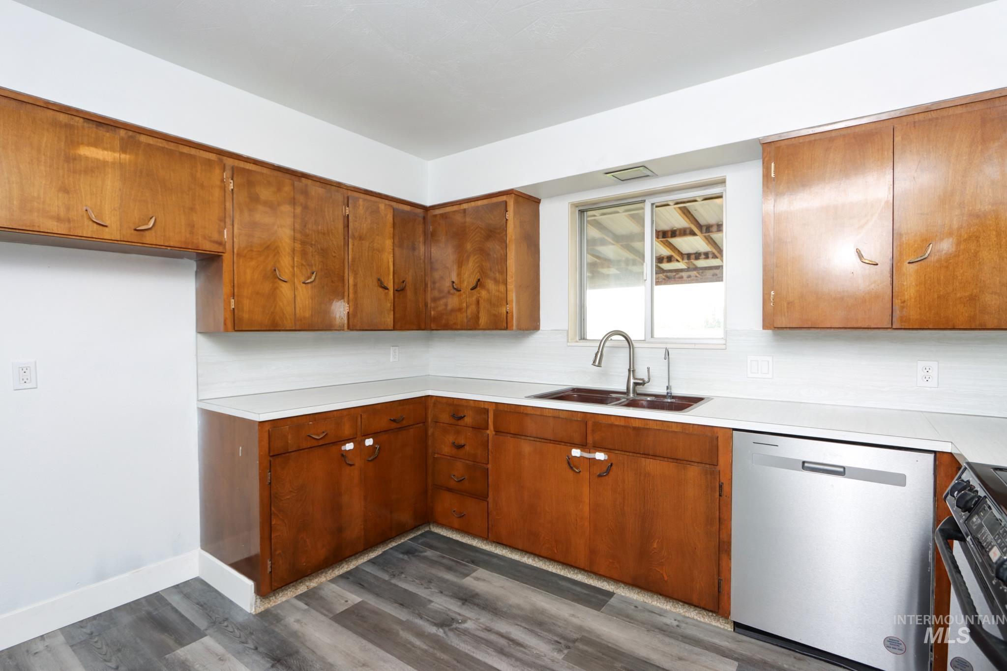 801 Thompson Avenue Property Photo 13