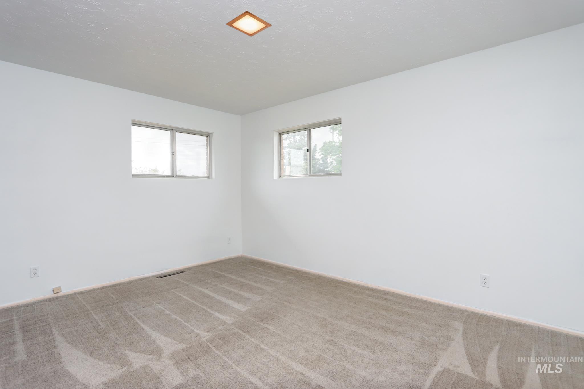 801 Thompson Avenue Property Photo 15