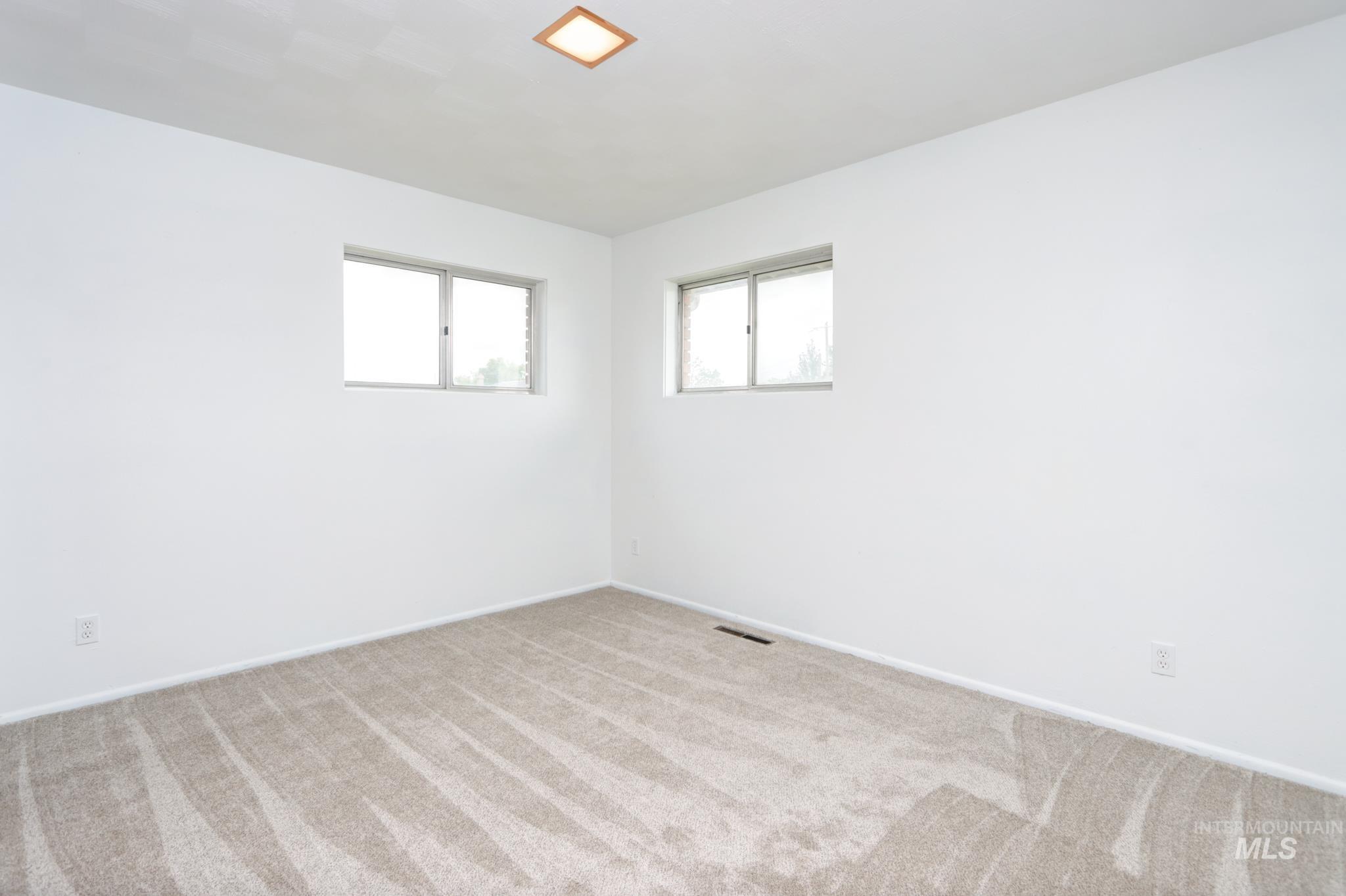 801 Thompson Avenue Property Photo 17