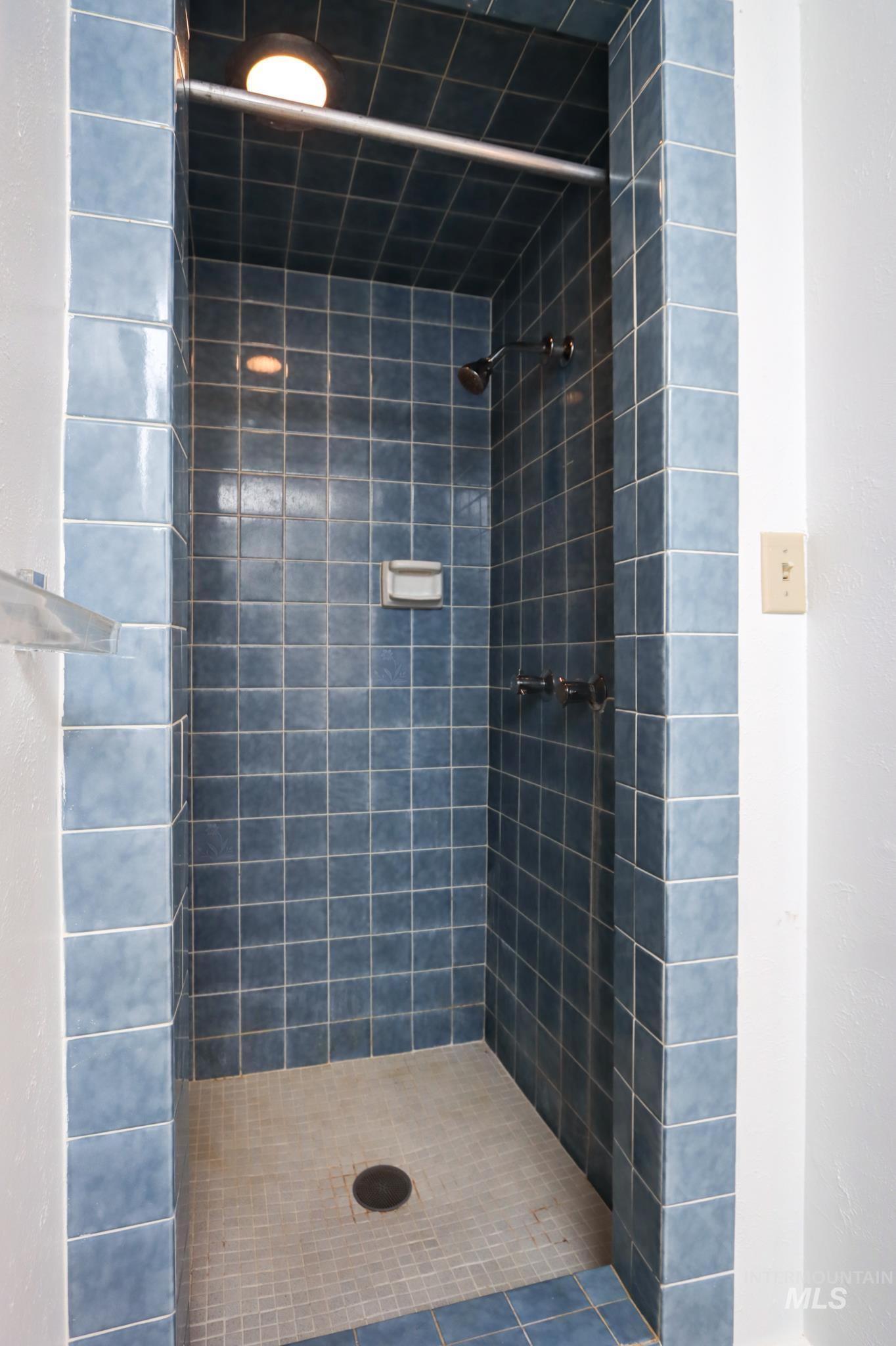 801 Thompson Avenue Property Photo 32